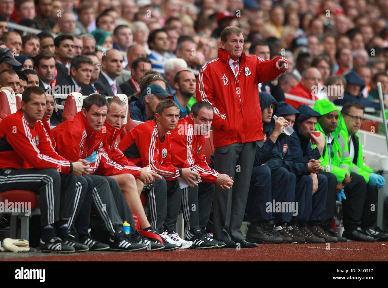 Fußball - Barclays Premier League - Arsenal gegen Liverpool - Emirates Stadium. Liverpool-Manager Kenny Dalglish steht auf, um Anweisungen von der Bank zu geben Stockfoto