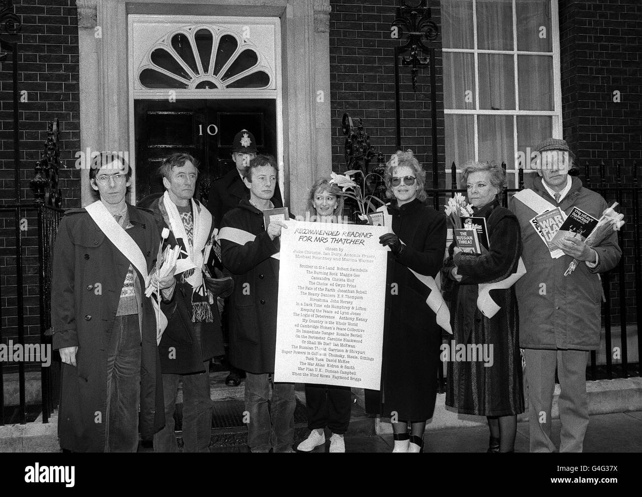 Eine von Autoren und Verlegern empfohlene Leseliste versammelt sich vor der Downing Street Nr. 10 in London, um die Buchaktion für nukleare Abrüstung zu unterstützen, die Margaret Thatcher zum Auftakt der National Peace Book Week überreicht wird. Von links nach rechts Ian McEwan, Raymond Briggs, Maggie Gee, Antonia Fraser, Caroline Blackwood und E.P Thompson. Stockfoto