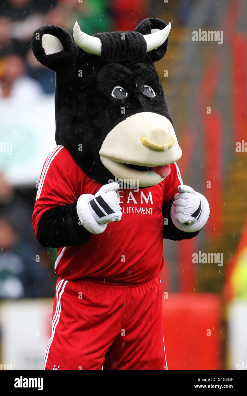Fußball - Clydesdale Bank Scottish Premier League - Aberdeen / Celtic - Pittodire Stadium. Aberdeen Maskottchen Angus the Bull Stockfoto