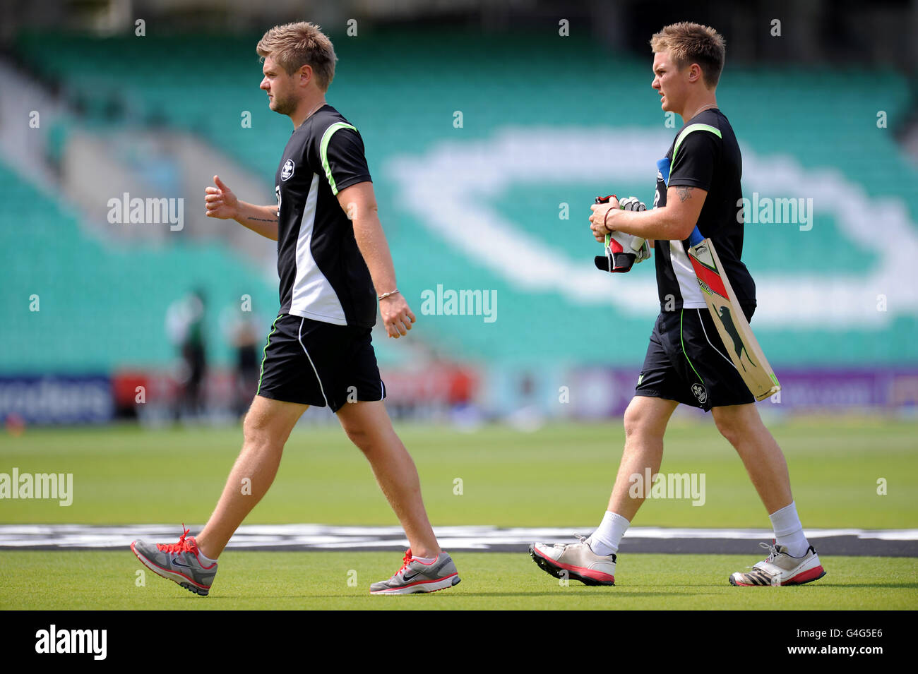 Cricket - Clydesdale Bank 40 - Gruppe B - Surrey / Northamptonshire - The Kia Oval. Surrey Strength and Conditioning Coach Ashley Wright mit Jason Roy (r) Stockfoto