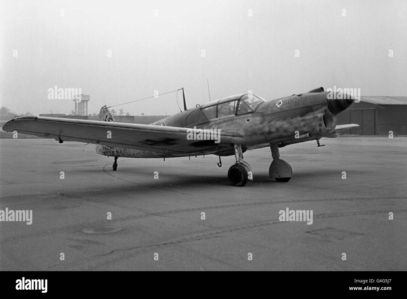 Eine der beiden Messerschmitt Bf 108 Taifun's des letzten Krieges, die von Martlesham bei Ipswich aus über den Atlantik geflogen werden, um für Kriegsfilme eingesetzt zu werden. Diese Maschine wird von Francis Freeman, 23, geflogen, der von Jeff Vickers, einem Fotografen, begleitet wird. Stockfoto