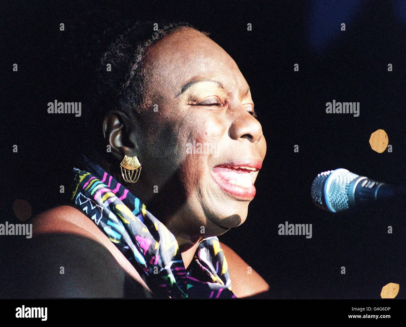 Die legendäre französische Sängerin Nina Simone spielt heute Abend (Freitag) beim Gala Halloween Ball der Cancer Research Campaign im Hilton, Park Lane, in London, ein einmaliger Set. Foto von Stefan Rousseau/PA. *21/04/03*Nina Simone ist bei ihr zu Hause in Frankreich gestorben, sagte ihr Buchungagent, Montag, 21. April 2003 Stockfoto