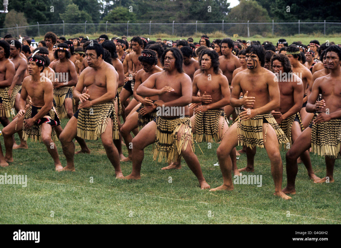 Maori-Krieger führen einen zeremoniellen Tanz für die Königin im Rugby Park, Gisborne, bei der Eröffnung des Royal New Zealand Polynesian Festival während der Silver Jubilee Tour auf. Stockfoto