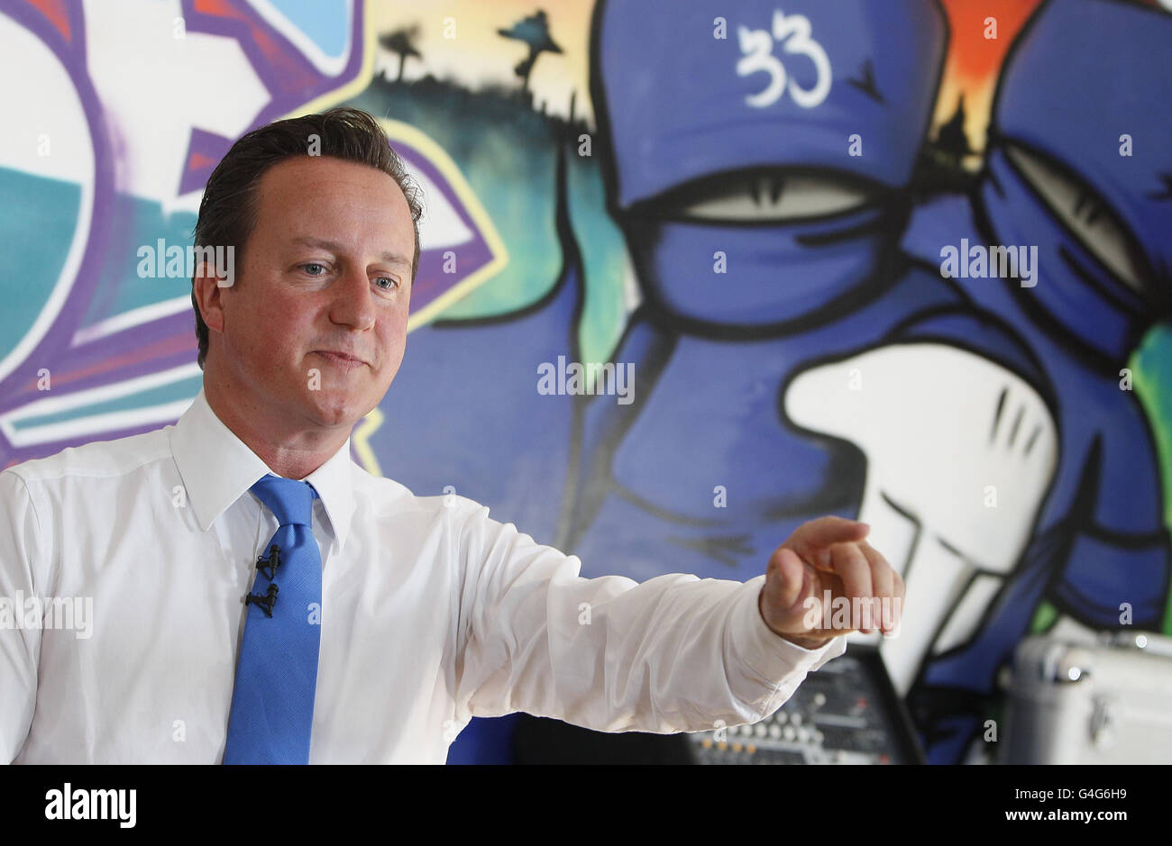 Premierminister David Cameron spricht in einem Jugendzentrum in seinem Witney-Wahlkreis in Oxfordshire. Stockfoto