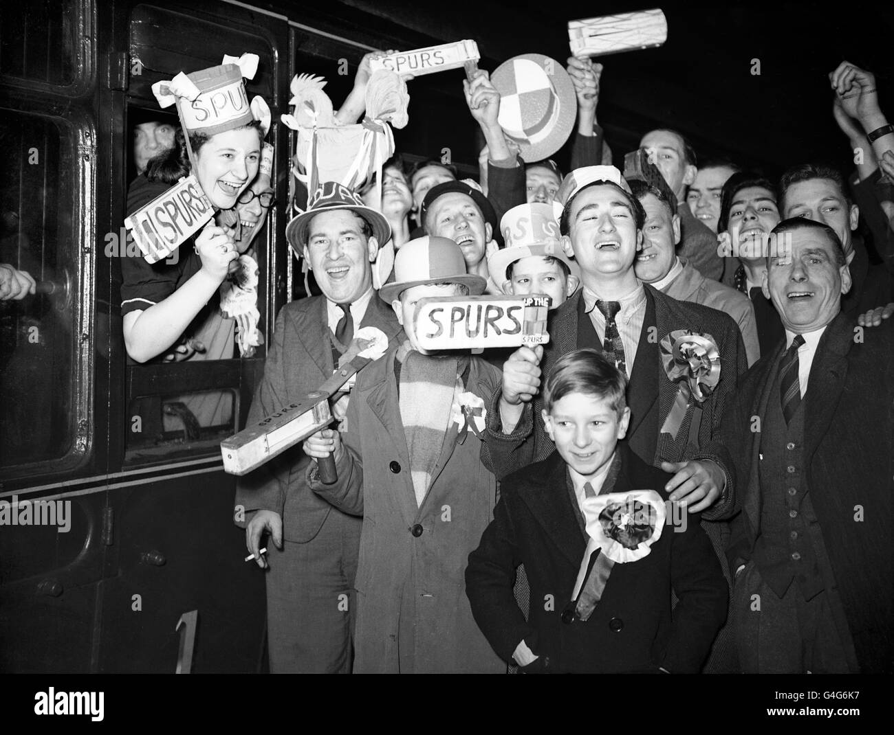 Tottenham Hotspur-Fans steigen bereits an der Euston Station in den Zug ein Reisen zum Halbfinale des FA Cup gegen Blackpool Stockfoto