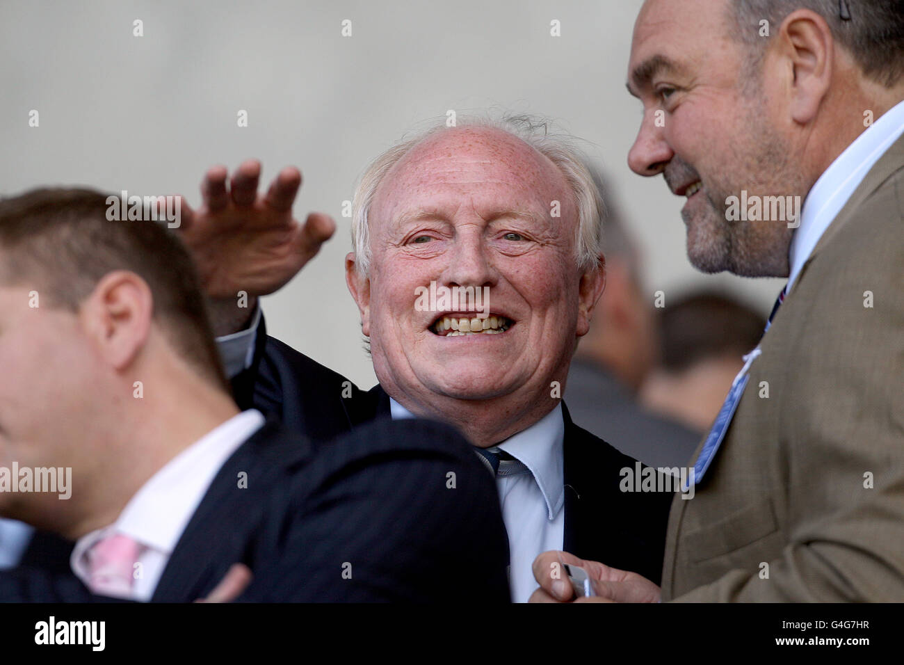 Fußball - npower Football League Championship - Cardiff City / Bristol City - Cardiff City Stadium. Der ehemalige Labour-Führer Lord Kinnock steht auf der Tribüne Stockfoto