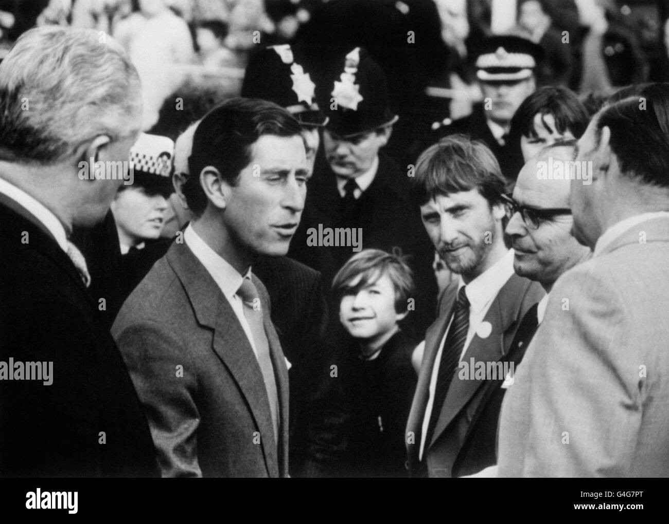 Der Prinz von Wales wurde im David Lewis Youth Center während einer zweistündigen Reise nach Toxteth, dem Zentrum der Unruhen Anfang des Jahres, begrüßt, inmitten strenger Sicherheit und einer starken Show uniformierte Polizei. Er enthüllte eine Gedenktafel im neu erbauten Club, wo eine Menge von 300 Einwohnern seine Ankunft jubelte. Stockfoto
