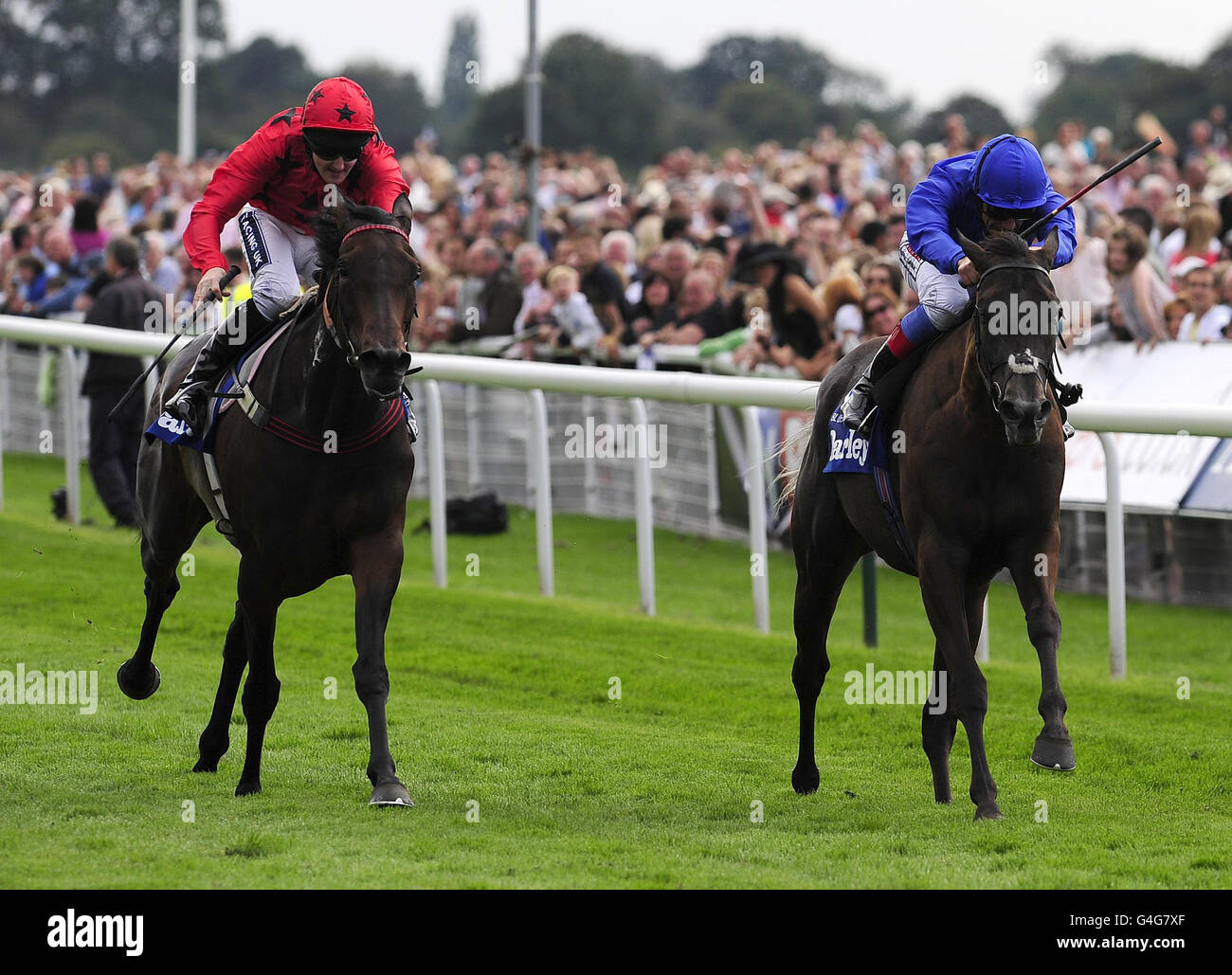 Blue Bunting geritten von Frankie Dettori (rechts) schlägt Vita Nova geritten von Tom Queally in den Darley Yorkshire Oaks während des Ebor Festival 2011 auf der York Racecourse. Stockfoto