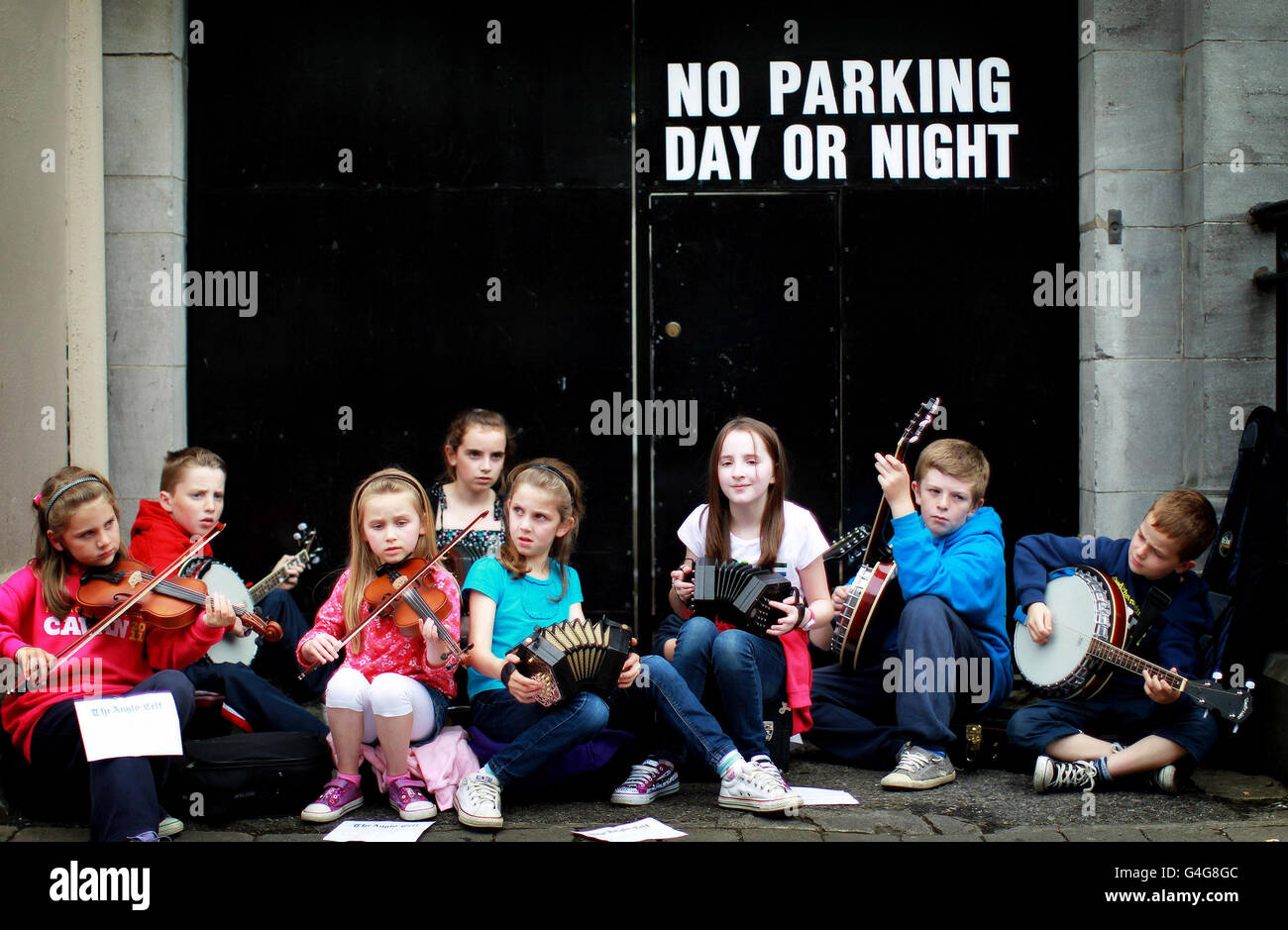Kinder spielen traditionelle irische Musik auf der Straße in Cavan Stadt während der jährlichen Feadh Cheoil na hEireann. Stockfoto