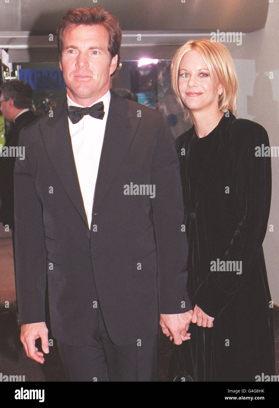 Schauspielerin Meg Ryan begleitet von ihrem Mann Dennis Quaid bei der Ankunft für die Royal Film Performance von "The Parent Trap" in Unterstützung des Cinema and Television Benevolent Fund. Siehe PA Story ROYAL Film. Foto von Toby Melville/PA Stockfoto
