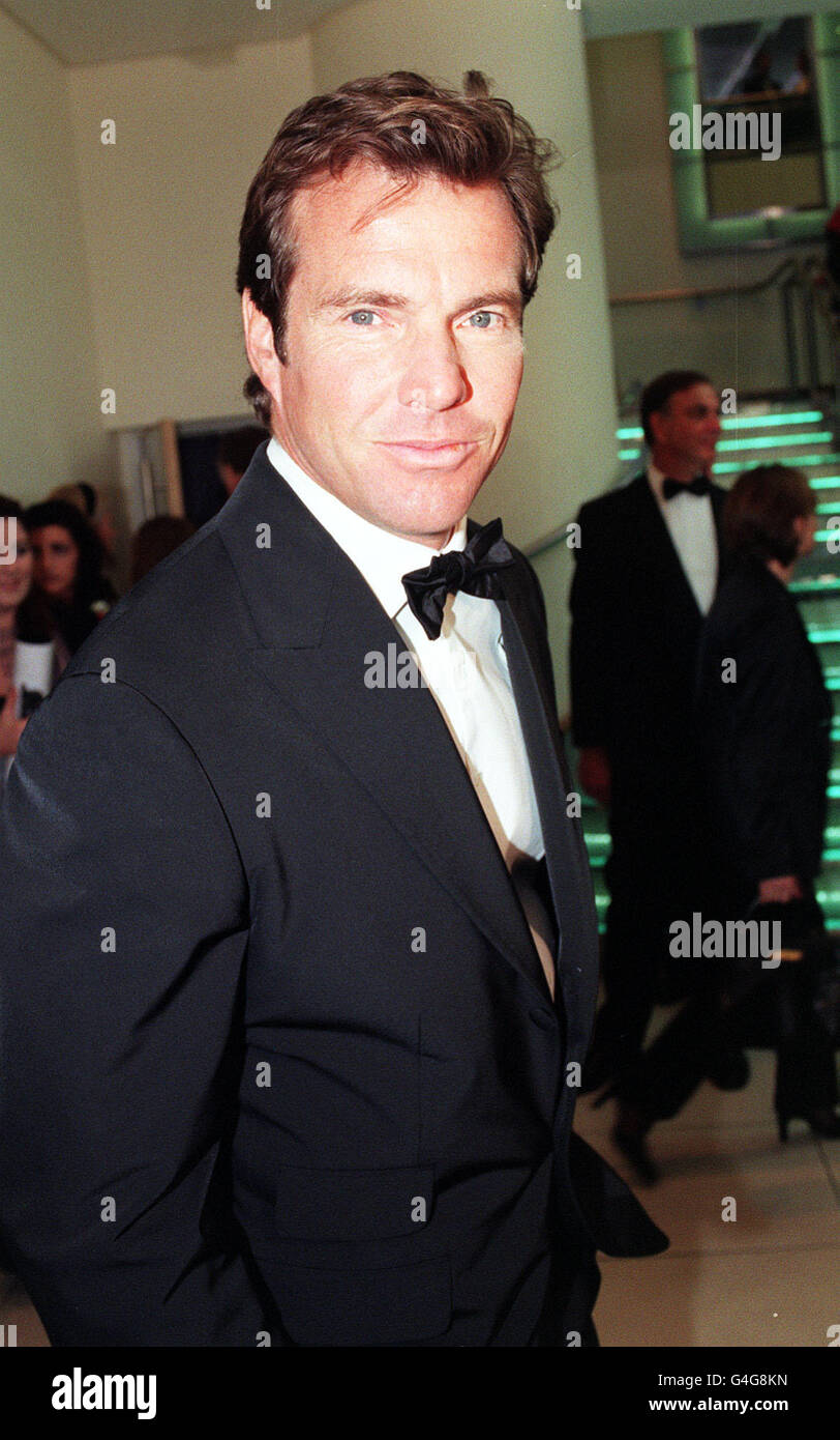 SCHAUSPIELER DENNIS QUAID KOMMT ZUR ROYAL-FILMPERFORMANCE VON "THE PARENT TRAP" IN UNTERSTÜTZUNG DES KINO- UND FERNSEHSENDEFONDS, IM ODEON, LEICESTER SQUARE, LONDON. 13/07/2000 Quaid Dateien für Scheidung von Frau Schauspielerin Meg Ryan. Stockfoto