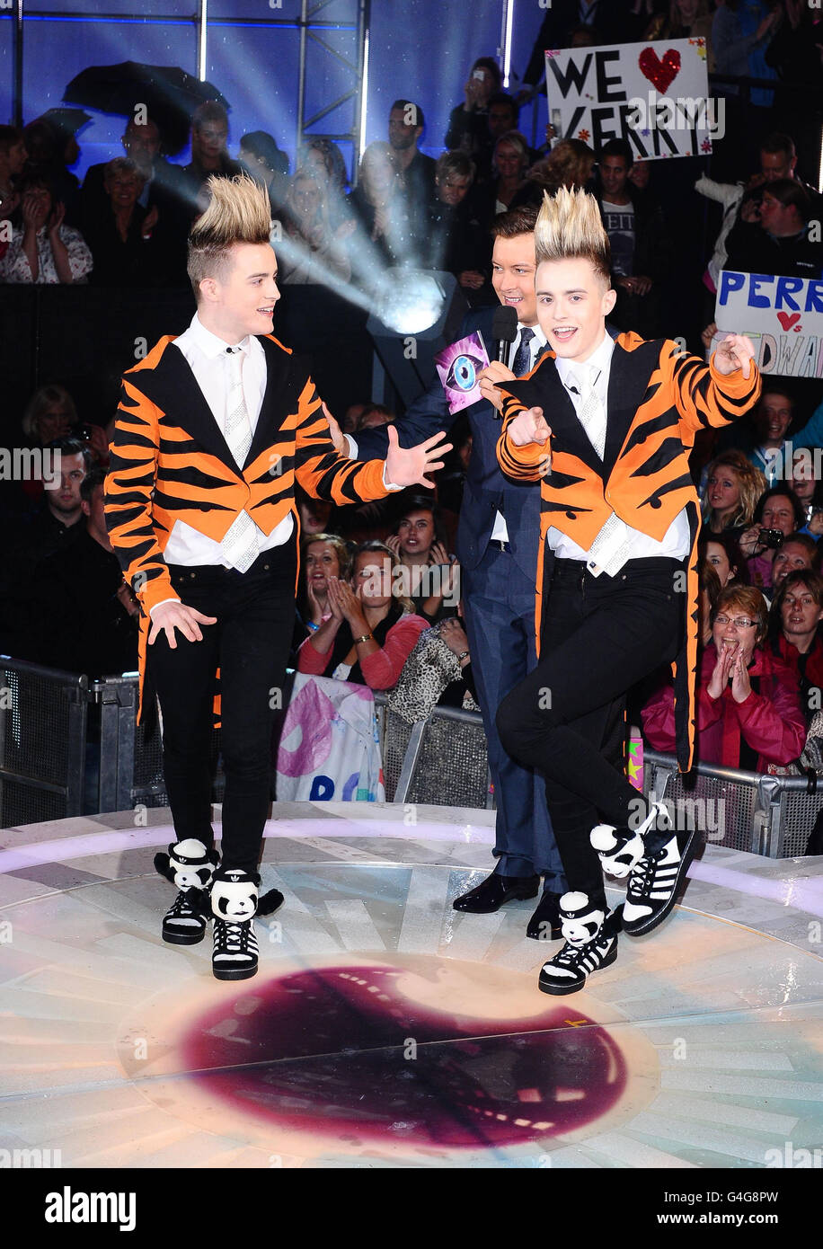 Jedward kommt im Big Brother House in Elstree in London an, für die neue Channel 5 Serie. Stockfoto