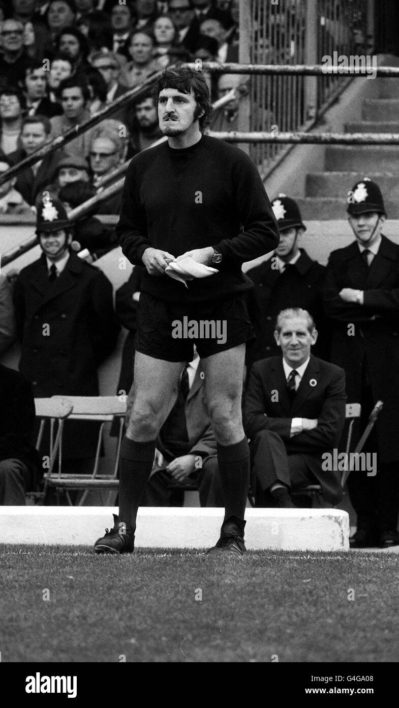 PA-NEWS-FOTO 16.09.72 FUßBALL FERNSEHEN PANDIT JIMMY HILL LÄUFT DIE LINIE WÄHREND DER ARSENAL VS LIVERPOOL SPIEL IN HIGHBURY IN LONDON Stockfoto