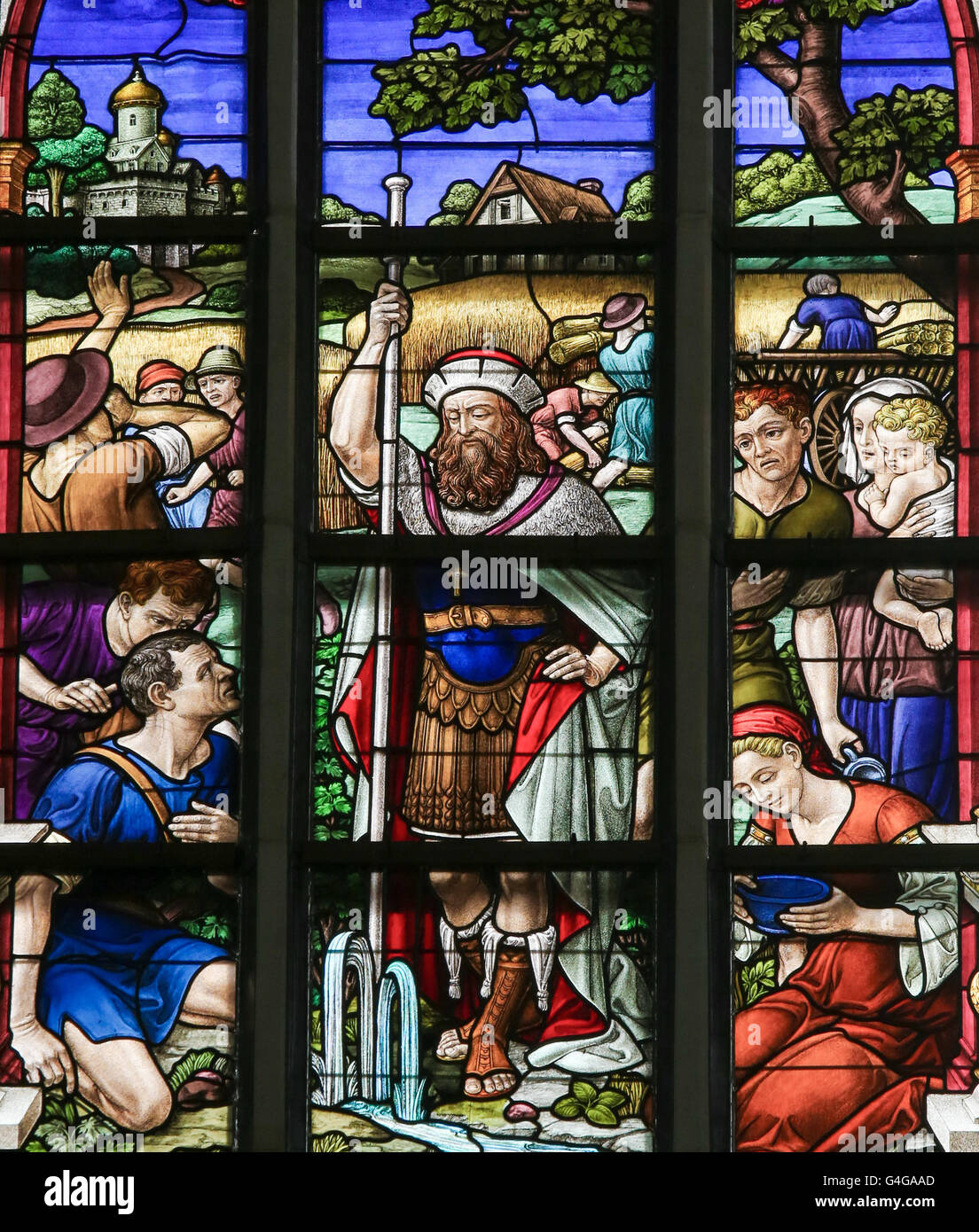 Glasfenster in der Kirche St. Gummarus in Lier, Belgien, Darstellung von Saint Gummarus setzen einen Pfahl in den Boden. Stockfoto