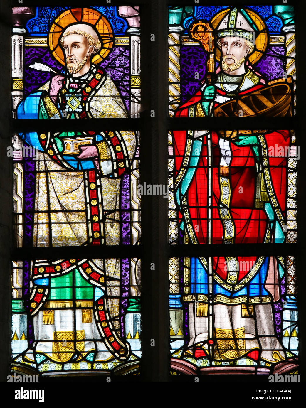 Glasfenster in der Kirche St. Gummarus in Lier, Belgien, Darstellung der orthodoxen Kirche-Väter Stockfoto