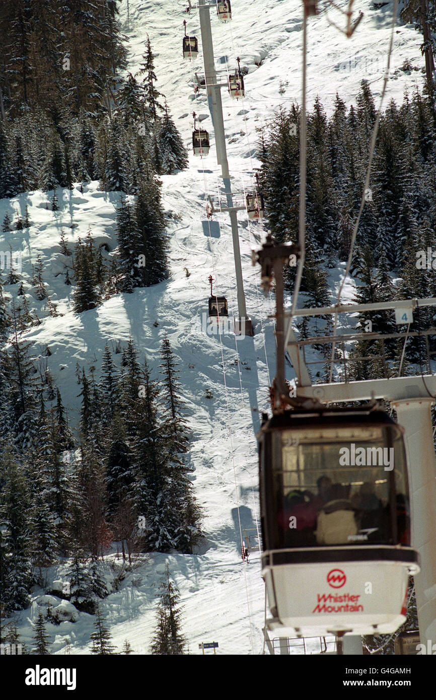 PA NEWS 29/3/98 EINE SEILBAHN BRINGT SKIFAHRER UND SNOWBOARDER AUF EINEN BERG, IM BERGSKIGEBIET WHISTLER IN KANADA Stockfoto