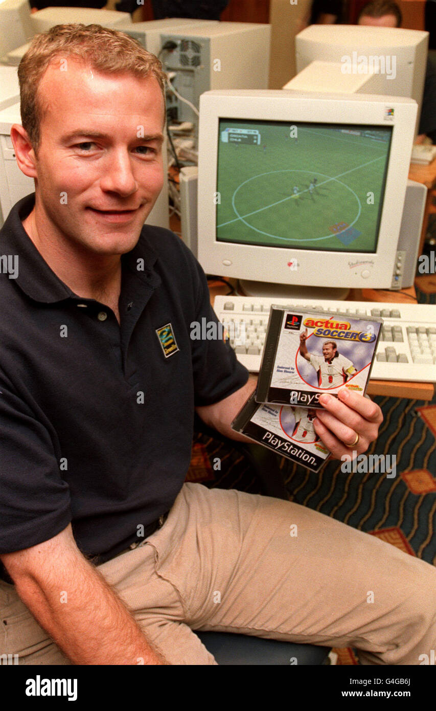 PA NEWS PHOTO 26/11/98 ENGLAND UND NEWCASTLE FUSSBALLER ALAN SHEARER, IN DER PARK LANE HILTON IN LONDON, WO ER ACTUA SOCCER 3, EIN NEUES COMPUTER-FUSSBALLSPIEL, DAS ÜBER BT WIREPLAY NETZWERK GESPIELT WERDEN KANN DEMONSTRIERT. Stockfoto