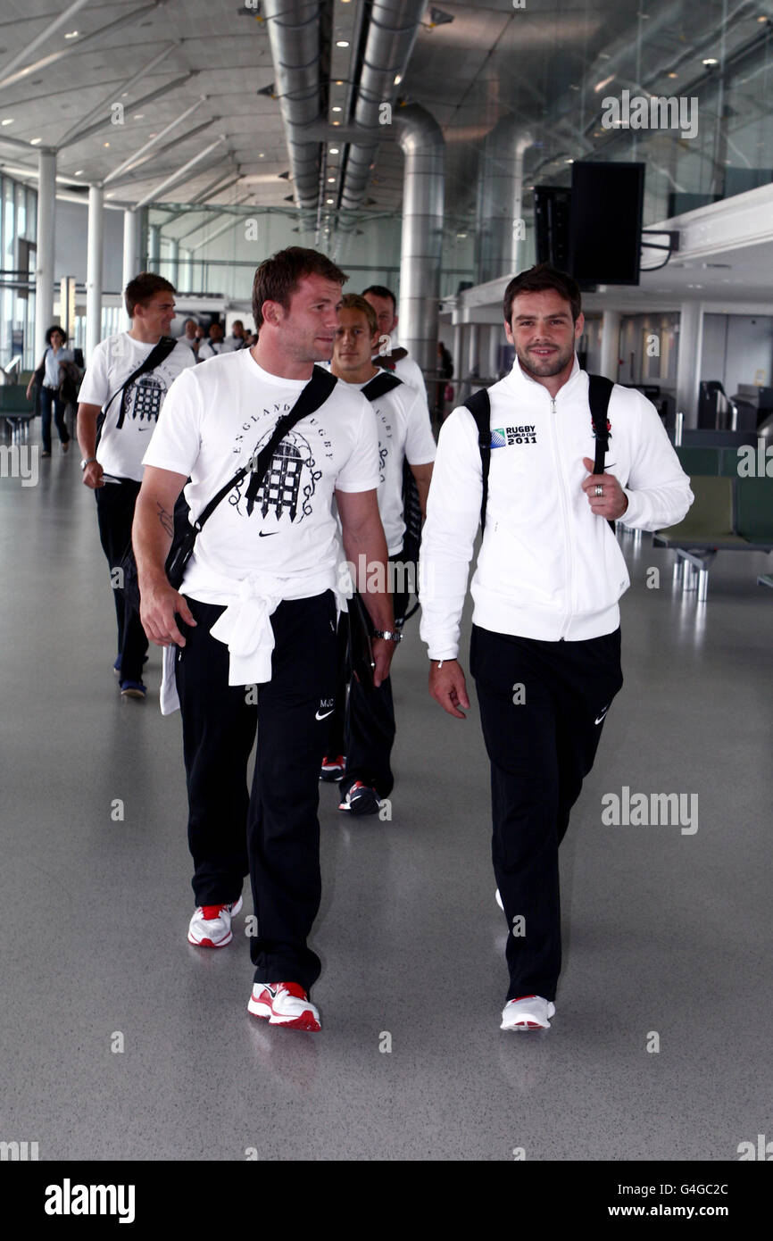 Die Engländer Mark Cueto (links) und Ben Foden kommen am Flughafen