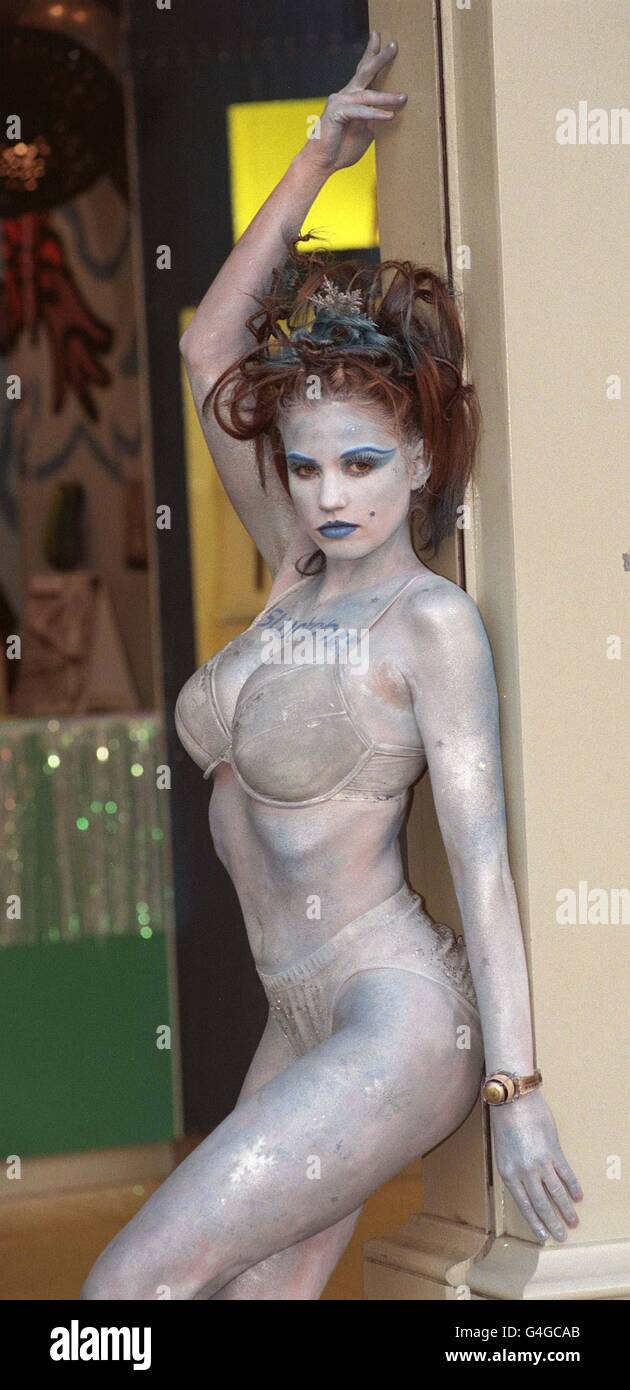 Model Jordan Body gemalt als Ice Maiden, posiert für die Medien während einer Fotoschau in London Covent Garden heute 6. Dezember 1998, wo sie die Swatch Weihnachtsuhr Sparkling Life, Preis 55. PA-Fotos. Stockfoto