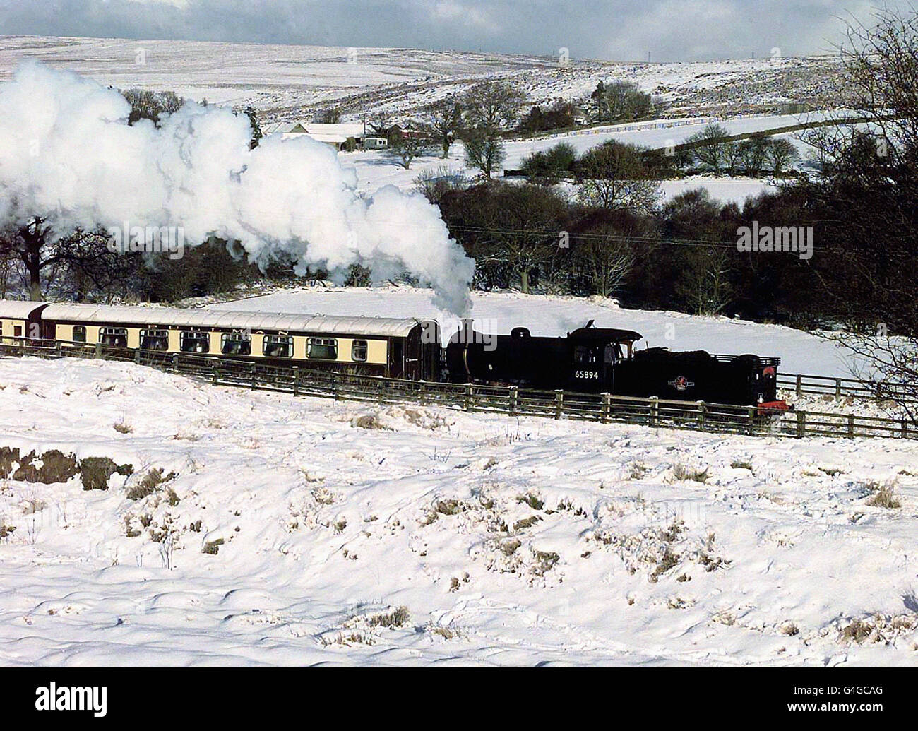 Die Szene auf den North Yorkshire Moors als Dampfeisenbahn in Goathland sorgte für eine spektakuläre Winterlandschaft für Passagiere, die ihre Züge nach Schneefällen am Wochenende nutzten. Stockfoto