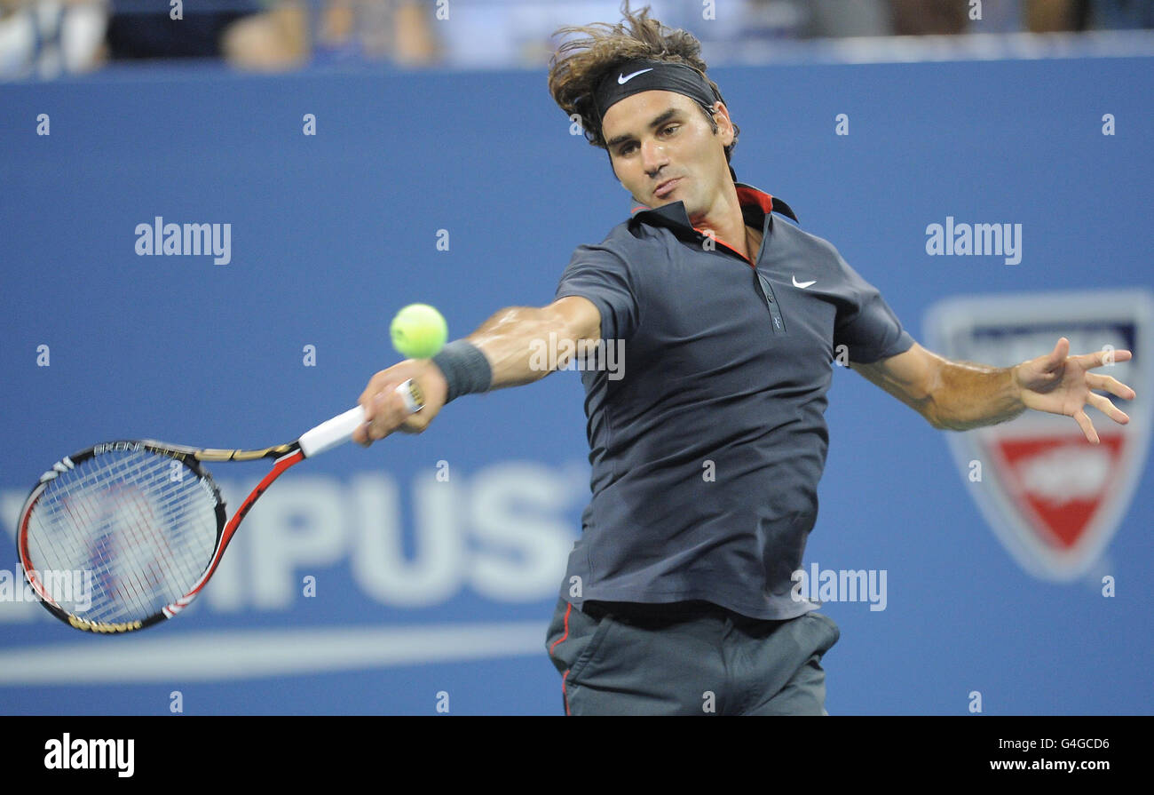 Tennis - 2011 US Open - Tag 1 - Flushing Meadows. Roger Federer von Swaterland ist am ersten Tag des US Open in Flushing Meadows, New York, USA, gegen den kolumbianischen Santiago Giraldo im Einsatz. Stockfoto