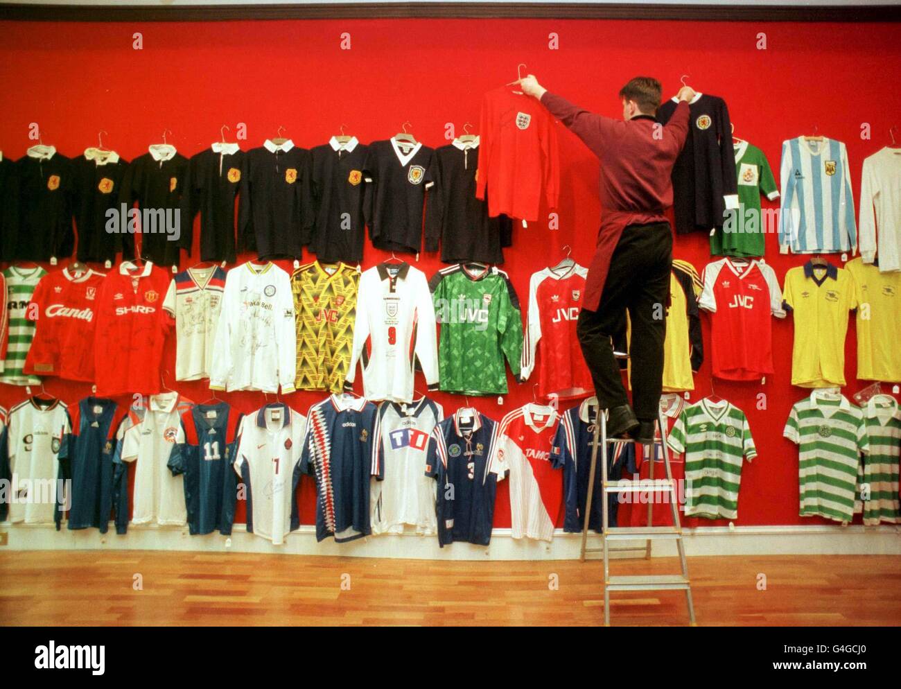 Ein Hemd, das Bobby Moore 1964 getragen hat, wird heute im Dezember 7,1998 in Christie's in Glasgow zusammen mit anderen Fußballtrikots aufgehängt, vor dem größten Verkauf von Footballmemorabilien, der später in dieser Woche (Donnerstag) beginnt. Mit rund 750 Grundstücken wird der Verkauf voraussichtlich über 200,000 realisieren. Foto von David Cheskin/PA Stockfoto