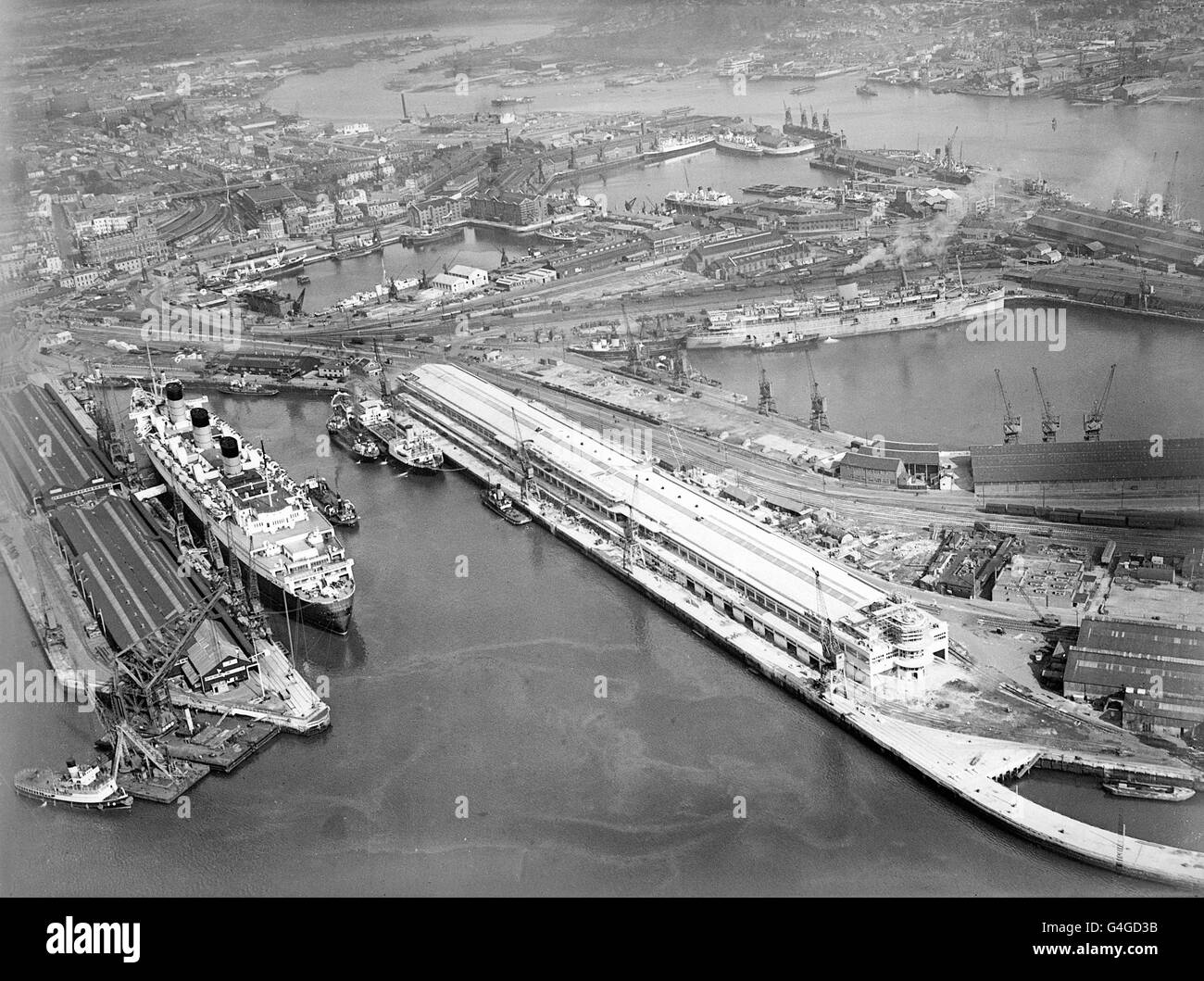 Das neue Passagierterminal an den Southampton Docks erstreckt sich über die gesamte Länge Vom Kai wie RMS Queen Mary liegt gegenüber IT Stockfoto