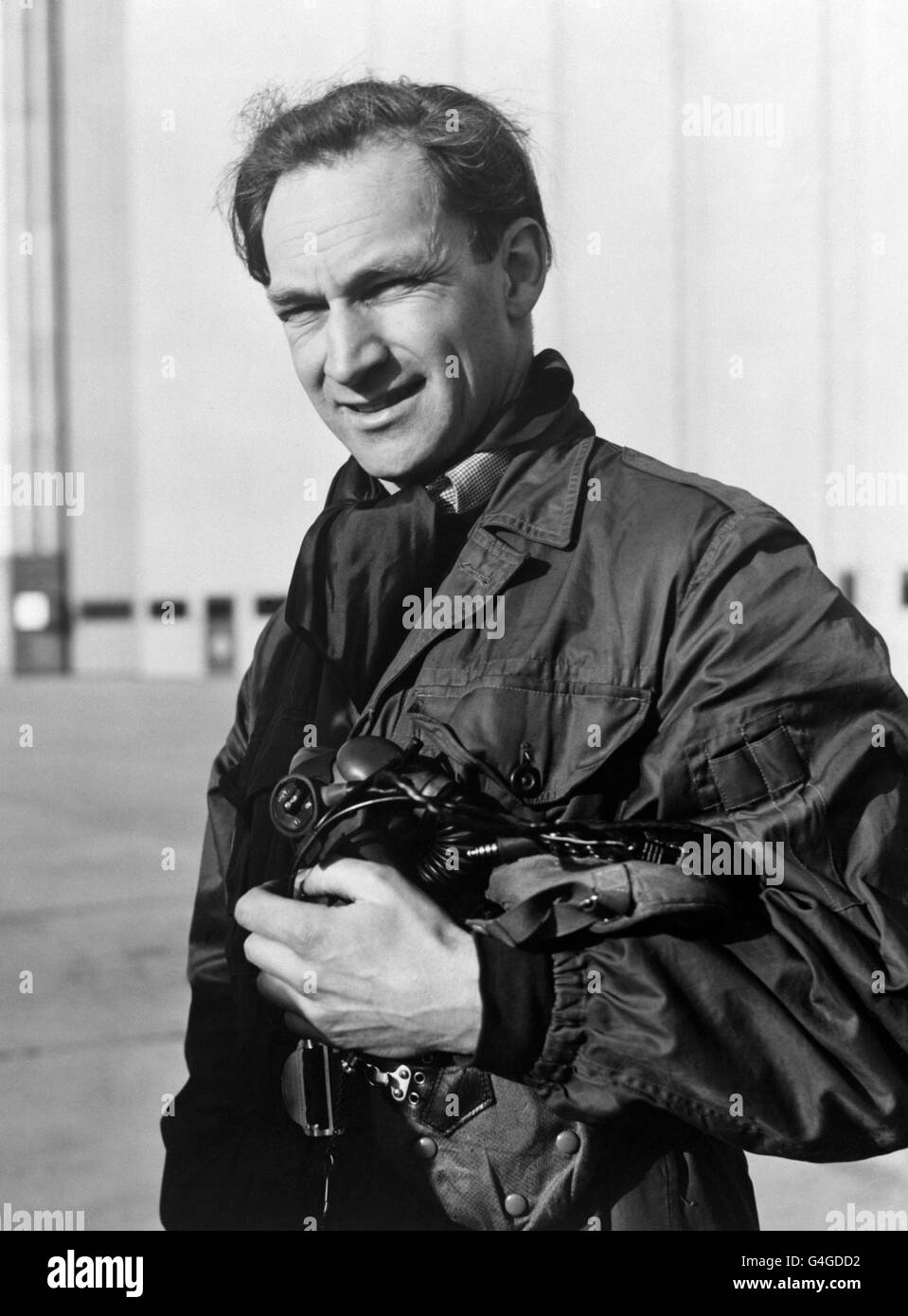 Peter Twiss, Fairey Aviation Testpilot, im Bild, nachdem er im Fairey Delta II auf zwei Flügen über eine 9-Meilen-Strecke zwischen Chichester und Ford, Sussex, einen neuen Luftgeschwindigkeitsrekord aufgestellt hatte. Stockfoto