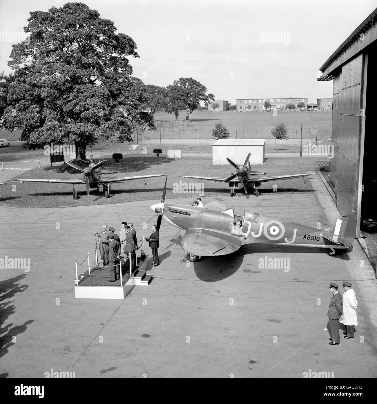 Eine Kriegszeit Spitfire wird für den Historic Aircraft Flight bei RAF Coltishall, Norfolk übergeben Stockfoto