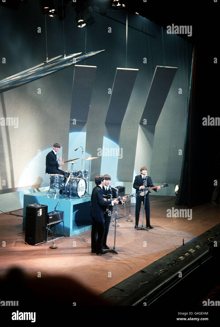 PA NEWS PHOTO 7/12/63 'THE BEATLES' TRITT AUF DER BÜHNE IN LIVERPOOL AUF Stockfoto