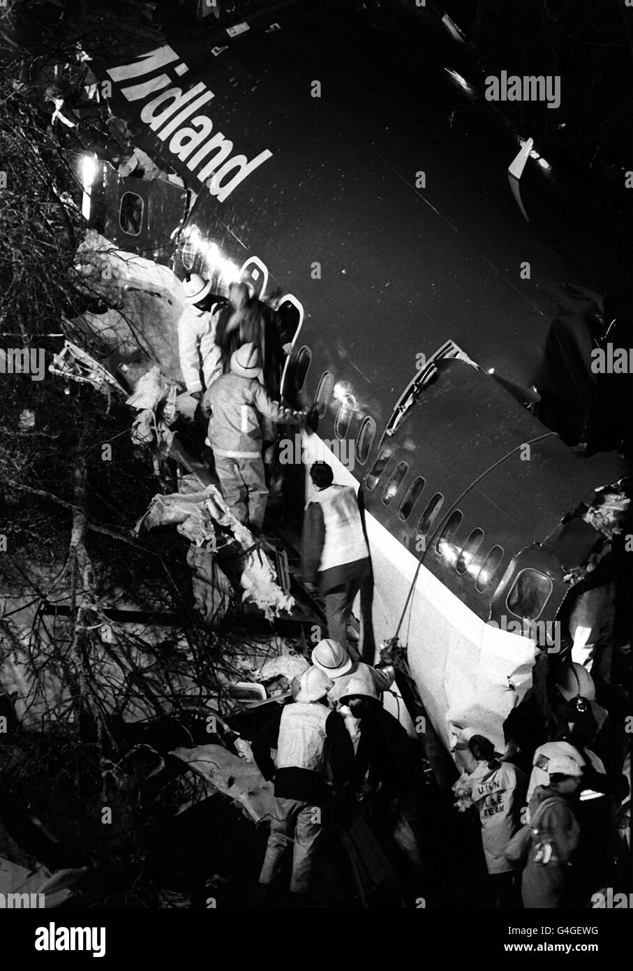 Bibliotheksdatei vom 09.01.89. Über Rettungskräfte, die die zerbrochenen Überreste der britischen Boeing 737 400 der Midlands auf dem Autobahndamm M1 durchsieben Mal getötet haben, als das Flugzeug am Freitag, dem 8. Januar 1989, in der Nähe von Kegworth, Leicestershire, abgestürzt ist. An diesem Freitag (08.01.99) jährt sich die Katastrophe zum zehnten Mal. PA-Fotos. Siehe PA Story CRASH Kegworth. Stockfoto