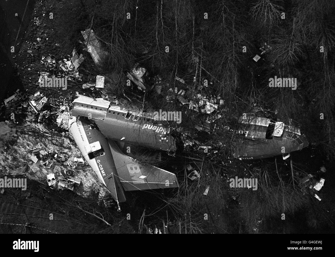 Eine Luftaufnahme der zerbrochenen Überreste des britischen Flugzeugs Midlands 737 400, Flug BD92, der auf der M1-Autobahnabseite in der Nähe von Kegworth, Leicestershire, zusammenbrach und 47 Menschen tötete. 1/99 10. Jahrestag des Absturzes. Stockfoto