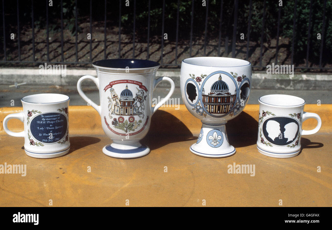 Eine Auswahl königlicher Souvenirs zur Hochzeit der Prinz und Prinzessin von Wales aus Denby Geschirr Stockfoto