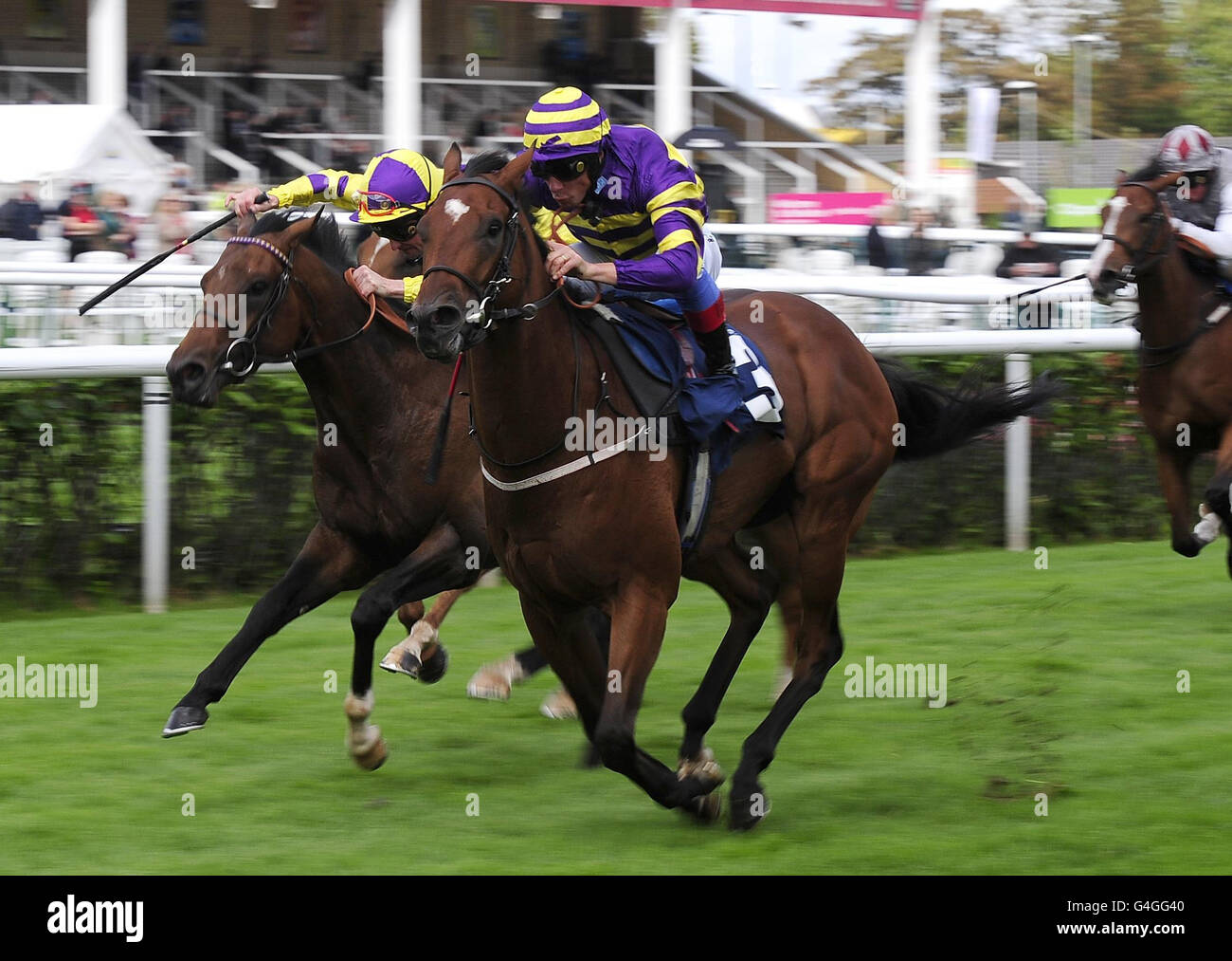 Der von Frankie Dettori (Mitte) gerittene Humidor gewinnt die Scarborough Stakes während des Eröffnungstages des Welcome to Yorkshire St Ledger Festivals auf der Doncaster Racecourse, Doncaster. Stockfoto