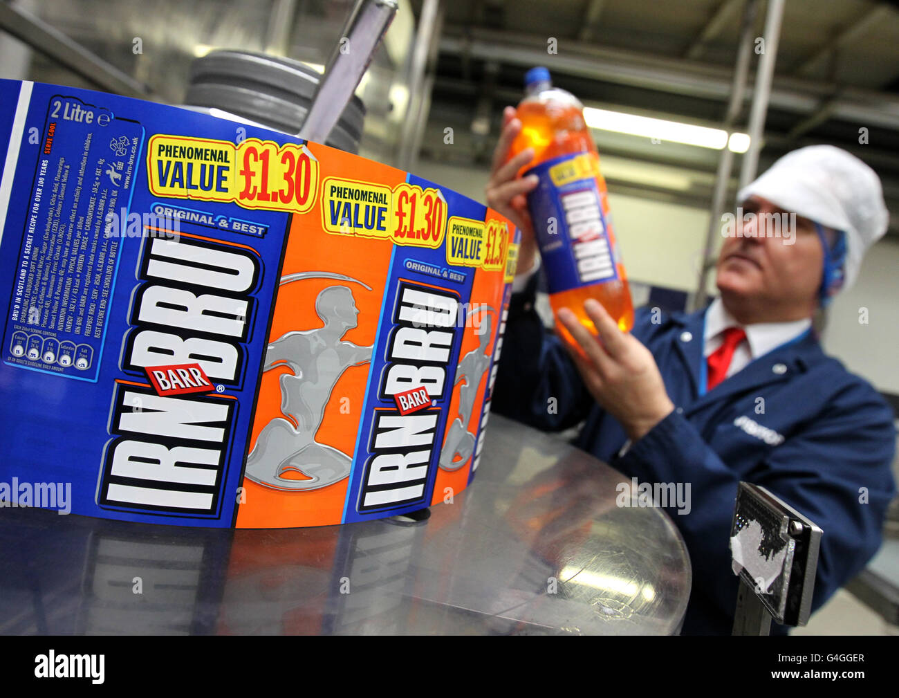 Mark Jephcott sieht in der Produktionshalle von AG Barr's Irn-Brufabrik in Cumbernauld Flaschen von Irn Brus als das geheime Rezept von 'Scotland's other national Drink', das nicht geändert werden wird, nachdem europäische Politiker dafür gestimmt haben, Pläne zurückzuweisen, die Verwendung einer entscheidenden Farbgebung einzuschränken. Stockfoto