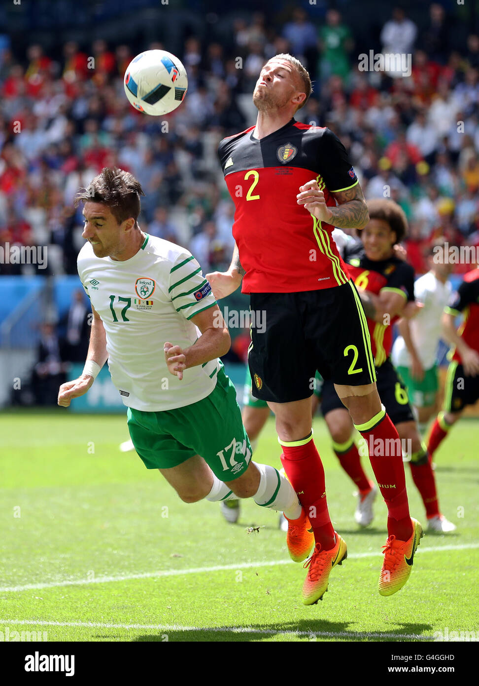 Republik Irland Stephen Ward (links) und Belgiens Toby Alderweireld Kampf um den Ball in der Luft während der UEFA Euro 2016, Gruppe E Spiel im Stade de Bordeaux, Bordeaux. Stockfoto