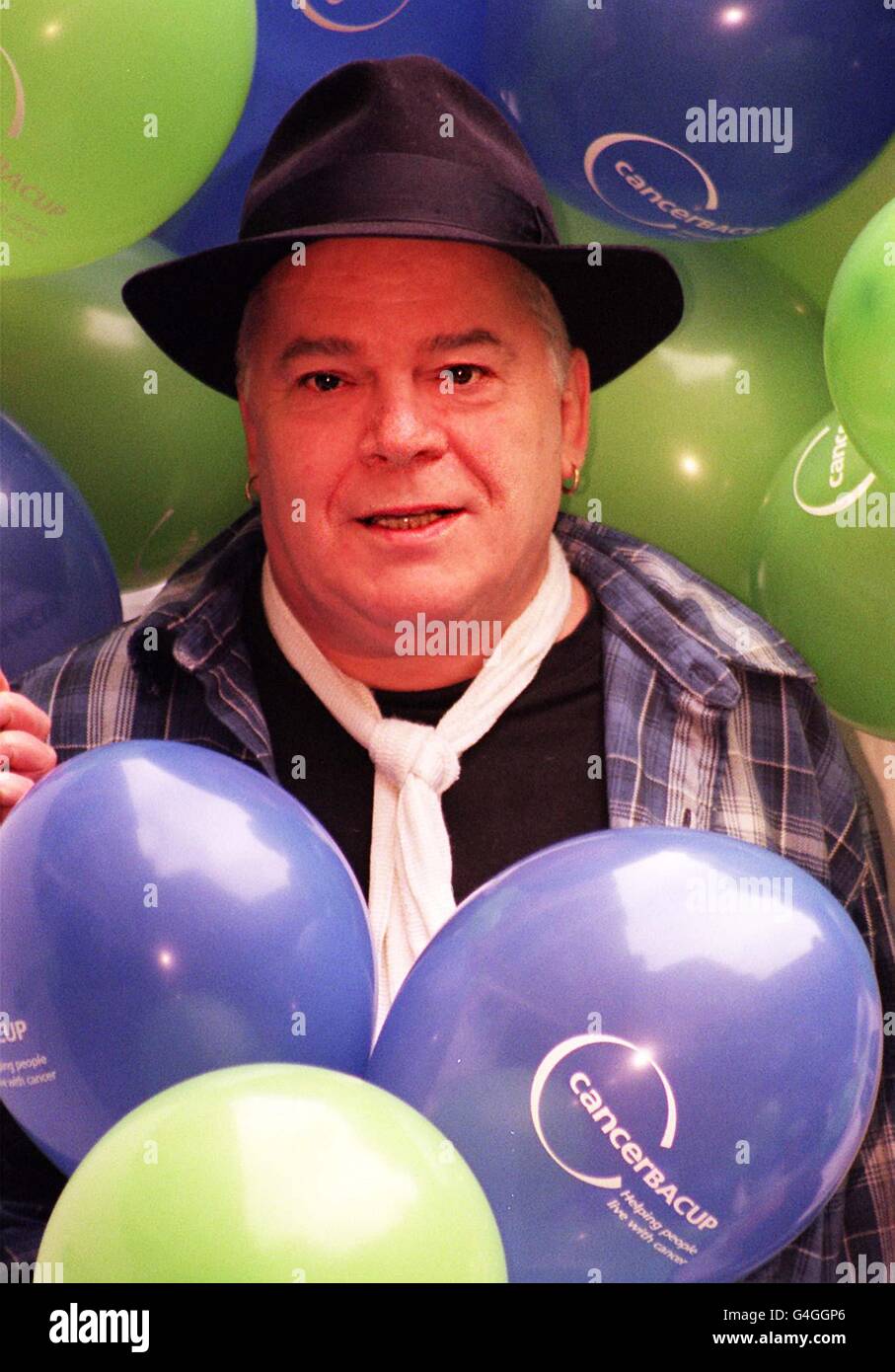 Pop-Star Ian Dury trifft am Londoner Hauptsitz der führenden Wohltätigkeitsorganisation CancerBACUP ein, um eine neue Helpline für krebskranke Menschen zu starten. Die Veranstaltung umfasste 850 Ballons, die über der Stadt veröffentlicht wurden, um die Arbeit der Wohltätigkeitsorganisation zu veröffentlichen. 29/04/02:der verstorbene Wortschmied und Musikikone Ian Dury wurde durch das Einschalten einer musikalischen Gedächtnisbank an einer Poeten Ecke erinnert. Dury, der unwahrscheinliche Chartstar und Volksdichter, der vor etwas mehr als zwei Jahren starb, wurde mit dem solarmotorisierten Sitz geehrt, der eine Auswahl seiner Lieder im Richmond Park im Süden Londons spielt, einem Favoriten der Stockfoto