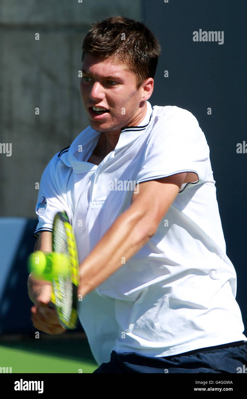 Der britische Oliver Golding setzt sich am 12. Tag der US Open in Flushing Meadows, New York, USA, gegen den slowakischen Filip Horansky durch. Stockfoto