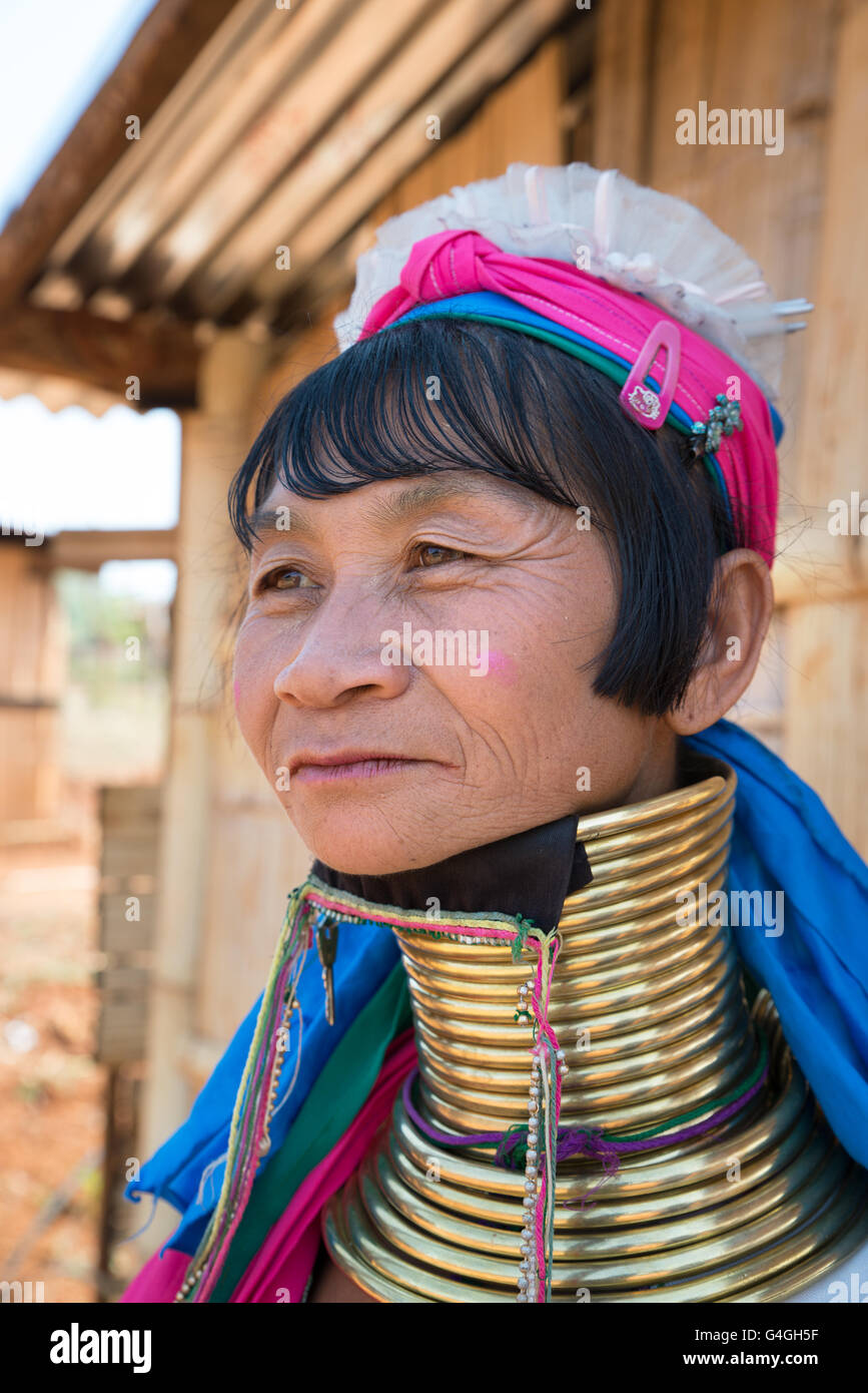 Porträt einer Frau Kayan Lahwi (Padaung) mit Messing Spulen Ringe am Hals, Panpet Dorf, Kayah State in Myanmar Stockfoto