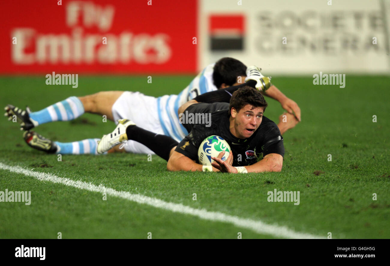 Rugby Union - IRB Rugby World Cup 2011 - Pool B - Argentinien gegen England - Otago Stadium. Der englische Ben Youngs erzielt den ersten Versuch des Spiels während des IRB Rugby-Weltcupspiels im Otago Stadium, Dunedin. Stockfoto