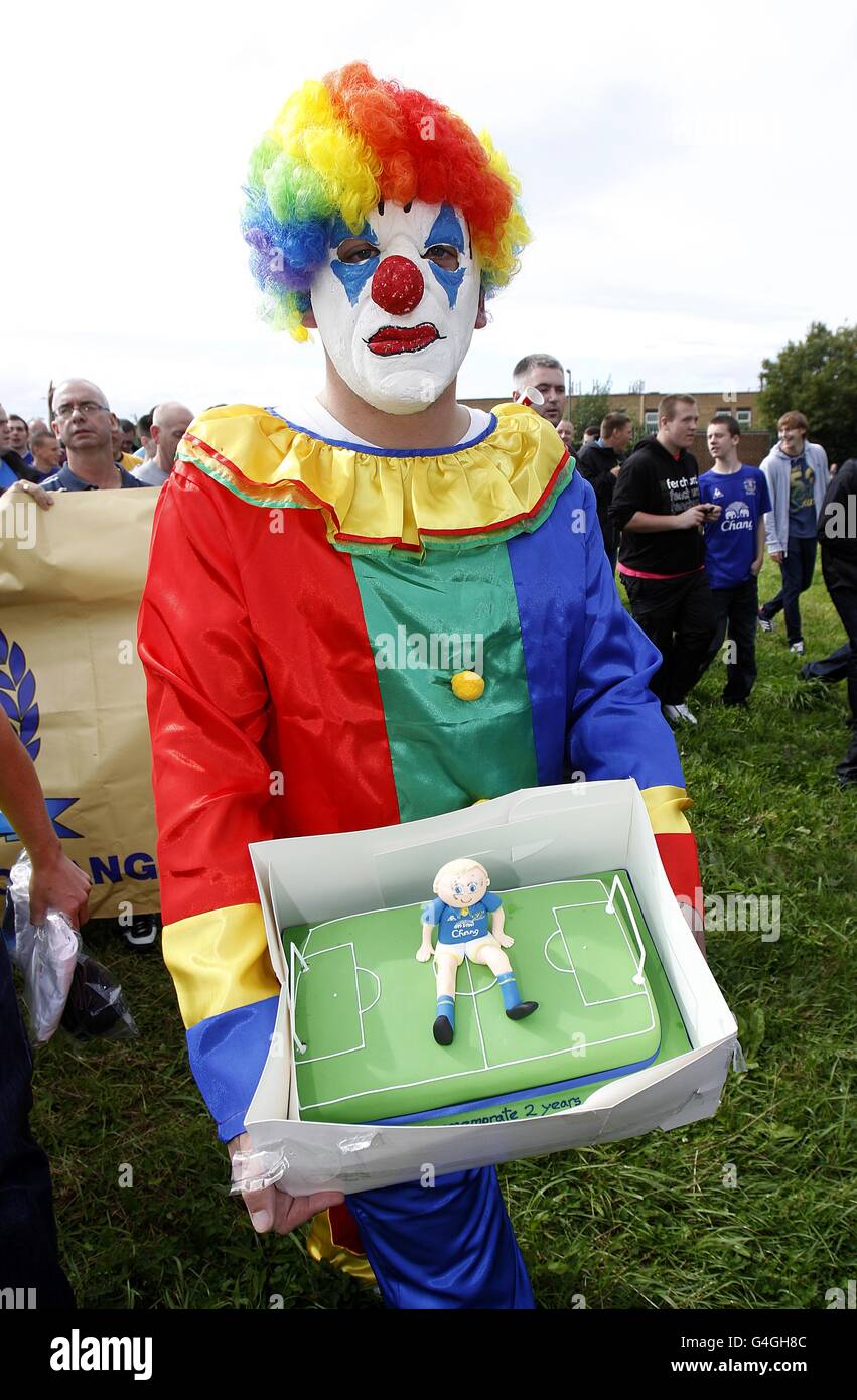 Ein Everton-Fan, der während eines Protestes als Clown gekleidet war Gegenüber den Vorstandsmitgliedern des Clubs vor dem Goodison Park Anstoß Stockfoto