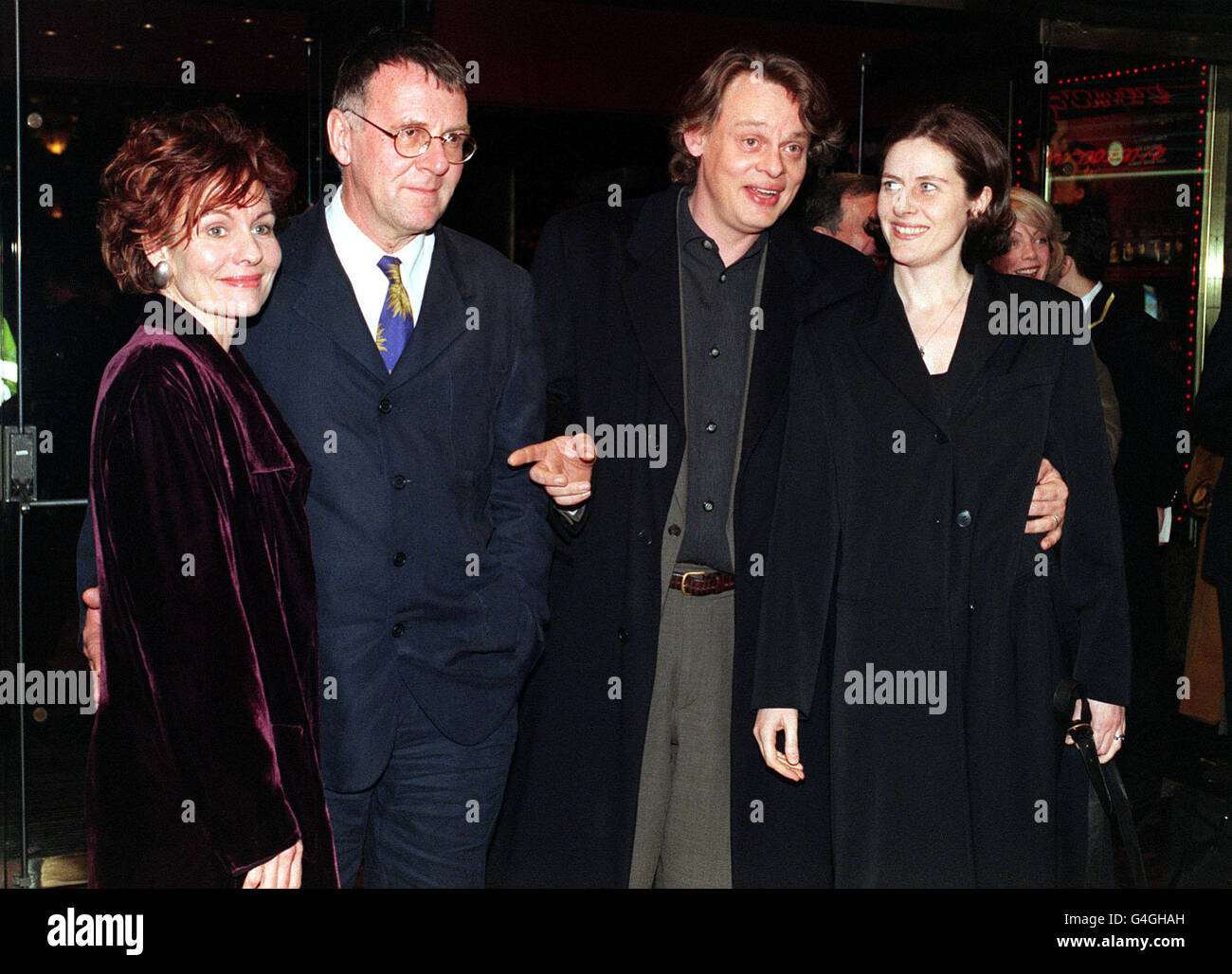 Die Schauspieler Martin Clunes (rechts, mit seiner Frau Philippa) und Tom Wilkinson (von „The Full Monty“) kommen zur europäischen Gala-Charity-Premiere des Films „Shakespeare in Love“ im Empire-Kino am Londoner Leicester Square. Stockfoto