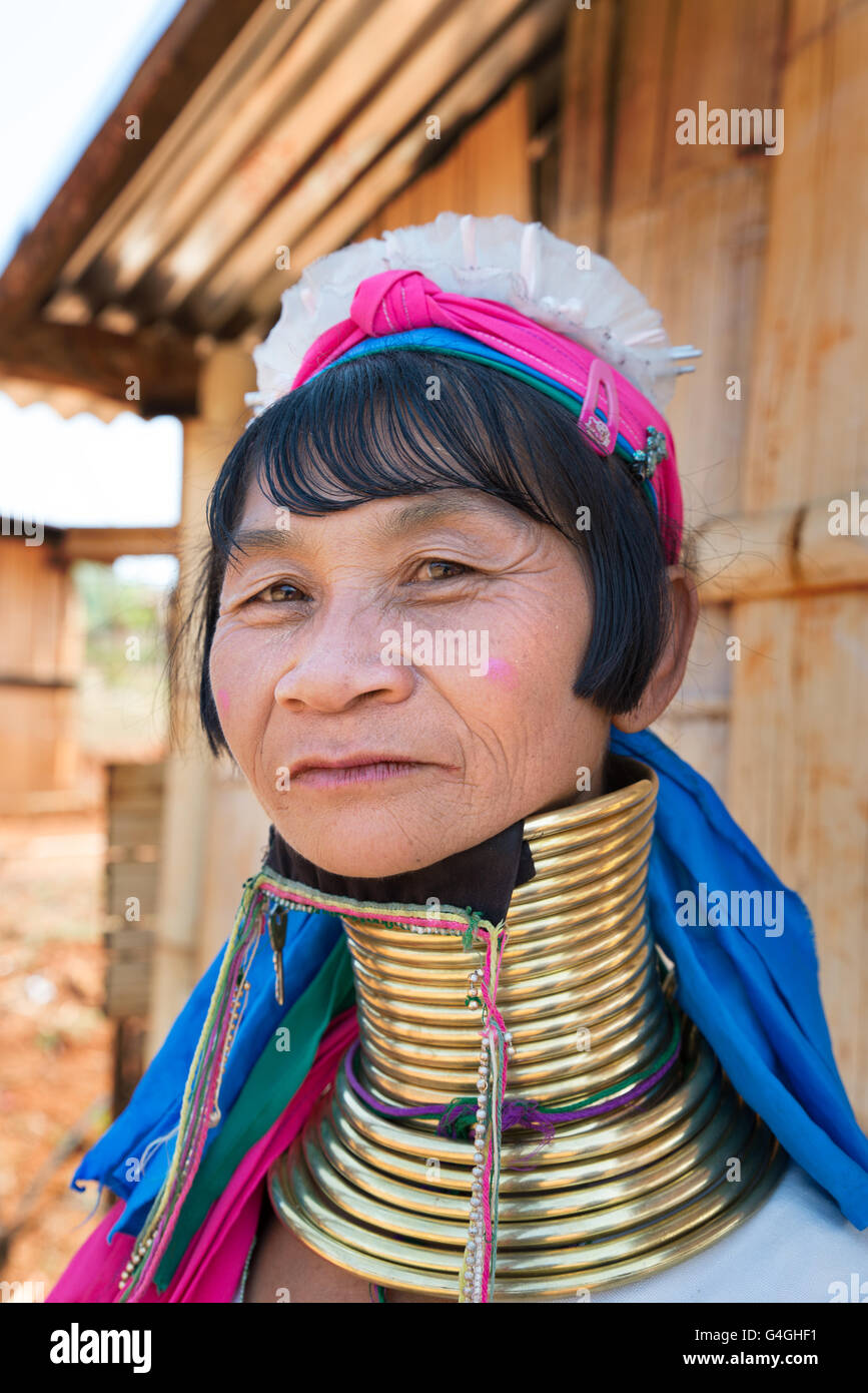 Porträt einer Frau Kayan Lahwi (Padaung) mit Messing Spulen Ringe am Hals, Panpet Dorf, Kayah State in Myanmar Stockfoto