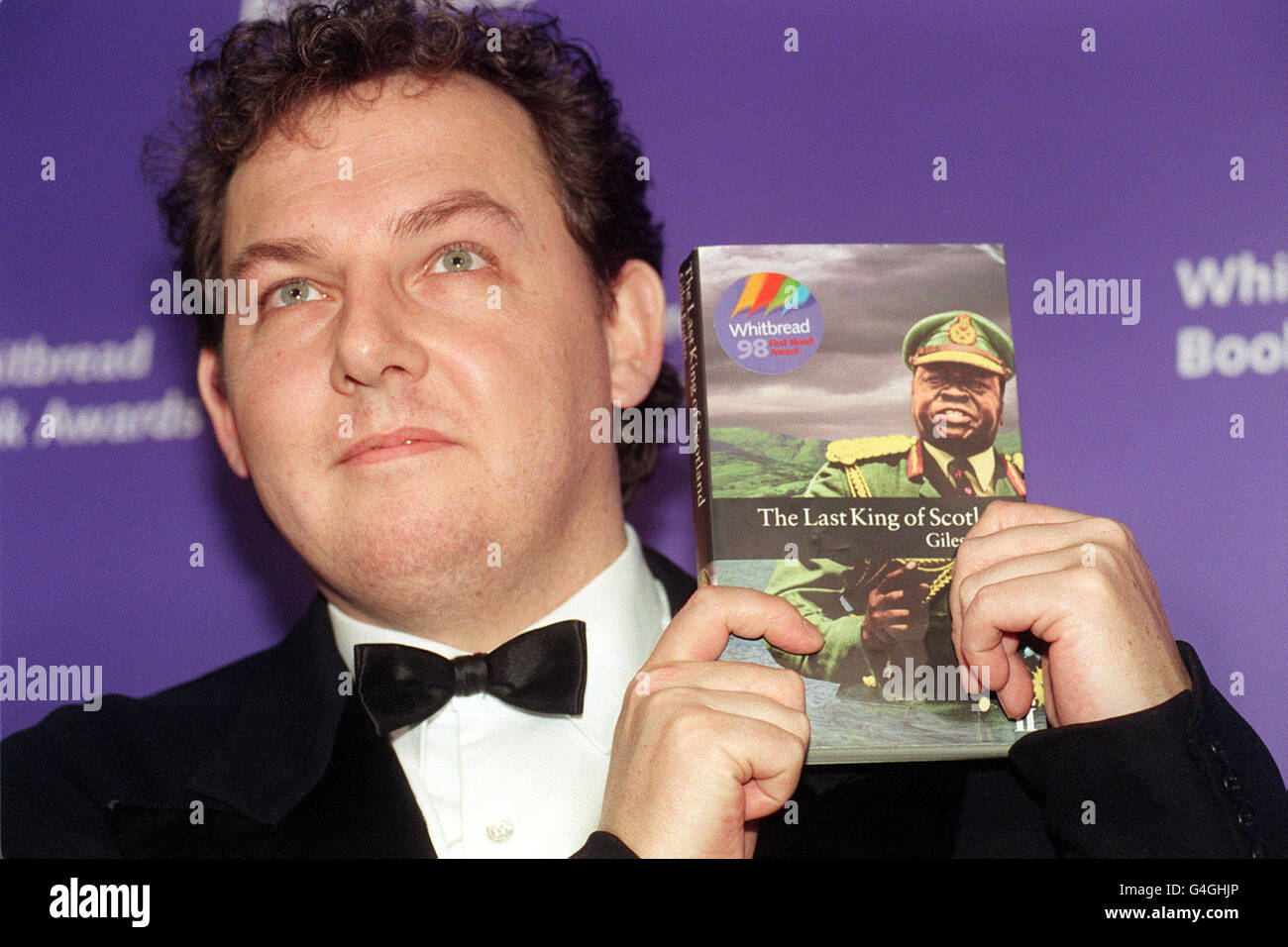 Der Schriftsteller Giles Foden, der für sein Buch "The Last King of Scotland" den Whitbread First Novel Award gewonnen hat, hält eine Kopie davon bei der Zeremonie in London. Stockfoto