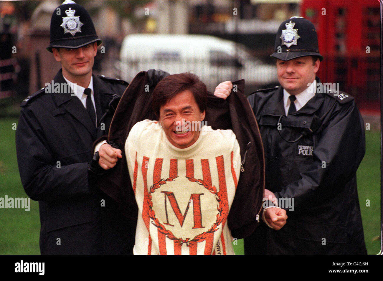 Schauspieler Jackie Chan Mit Metropolitan Polizisten Wahrend Einer Fotoaufnahme Auf Dem Leicester Square In London Um Fur Seinen Neuesten Film Rush Hour Zu Werben 10 11 99 Hollywood Action Held Jackie Chan Der Zugegeben Hat Dass