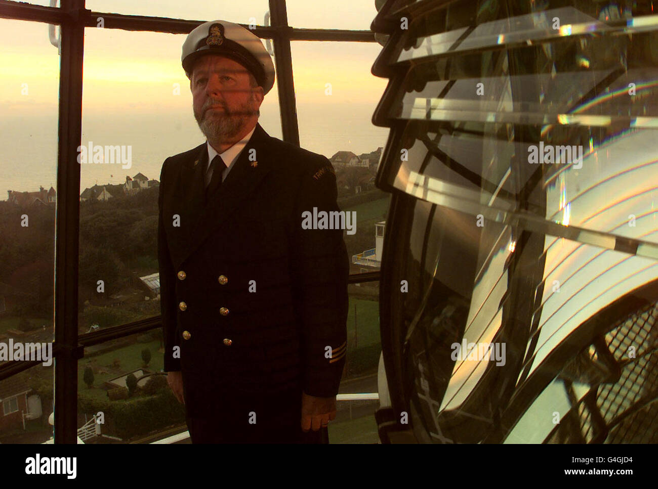 Principal Lighthouse Keeper Dermot Cronin blickt zum letzten Mal über den Ärmelkanal, bevor der North Foreland Lighthouse in Kent vollständig automatisiert ist. Es ist der letzte bemannte Leuchtturm im Vereinigten Königreich, der automatisiert wurde und eine Jahrhunderte alte Zeit der maritimen Geschichte beendet. Bild von Stefan Rousseau/PA Stockfoto