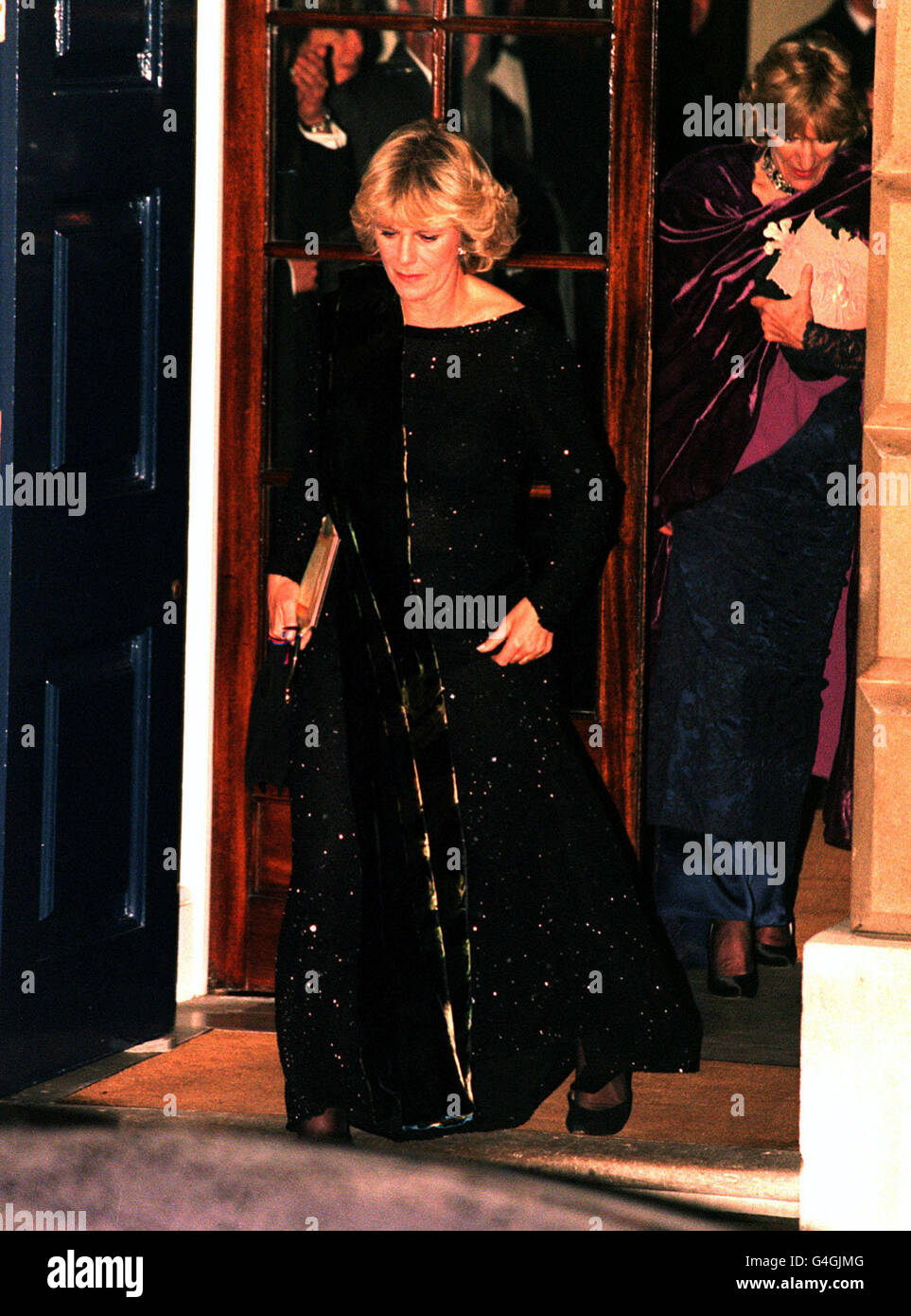 PA-NEWS FOTO 26.11.98 CAMILLA PARKER BOWLES VERLASSEN DIE 50. GEBURTSTAGS-PARTY STATT, ZU EHREN DES PRINZEN VON WALES IN EINEM HERRENHAUS AUS DER FAMILIE VON DIANA, PRINZESSIN VON WALES, IN ST JAMES, ZENTRUM VON LONDON. Stockfoto