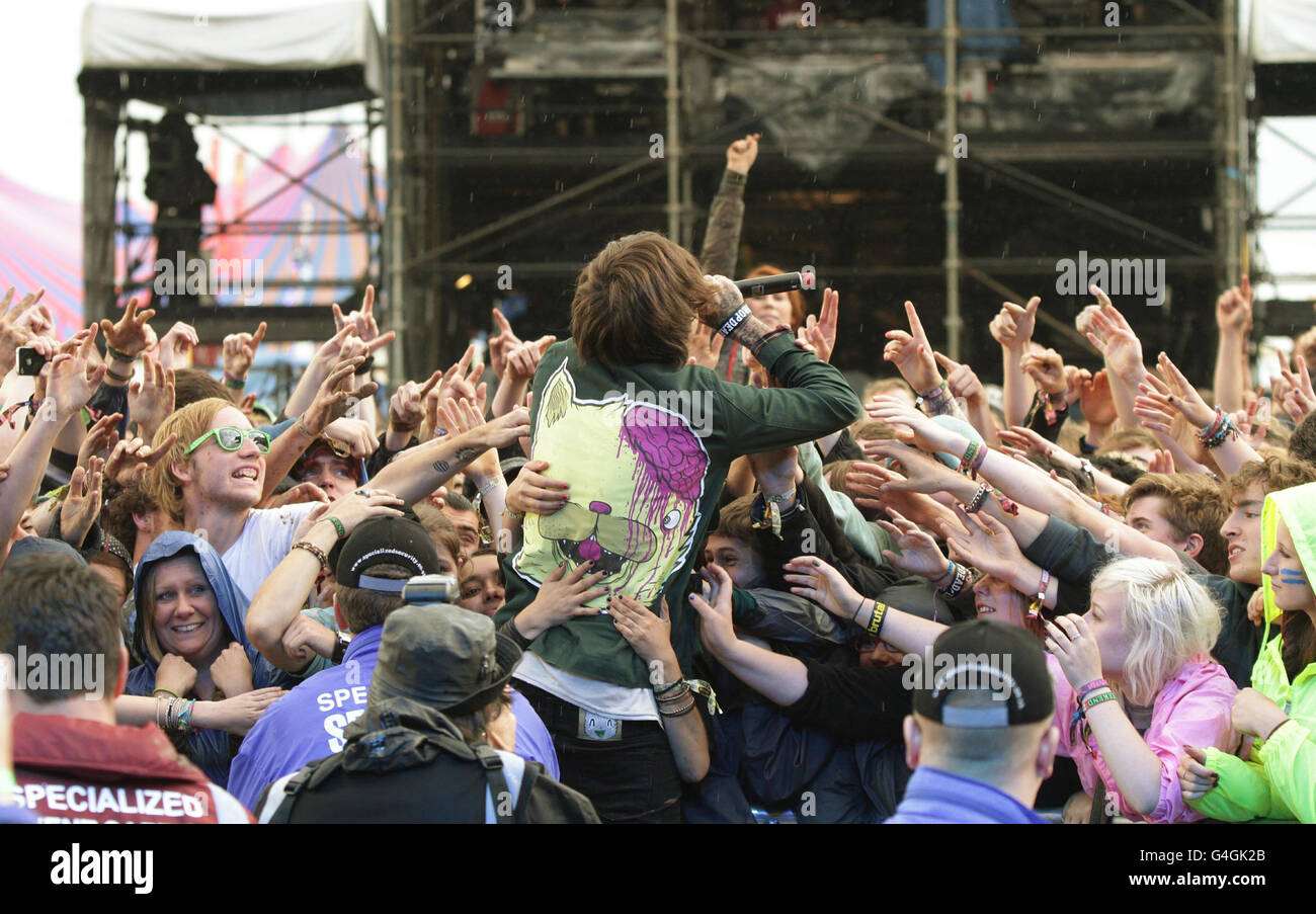 Oli Sykes von Bring Me The Horizon wird während des Reading Festivals in der Richfield Avenue in Reading von der Menge umgebracht. Stockfoto