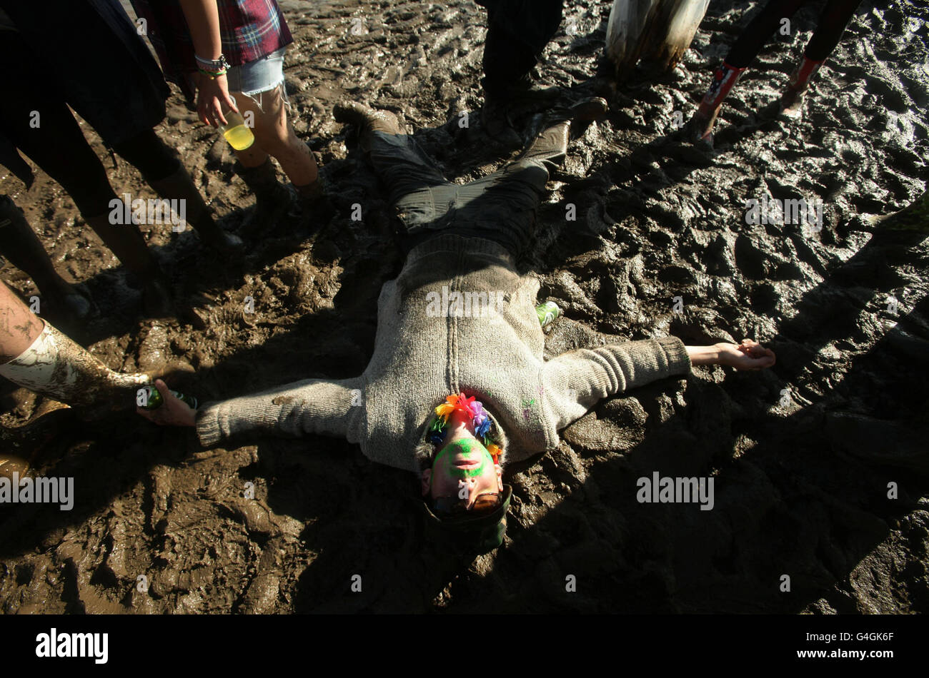 Eine Person liegt im Schlamm während des Reading Festivals, in der Richfield Avenue in Reading. Stockfoto