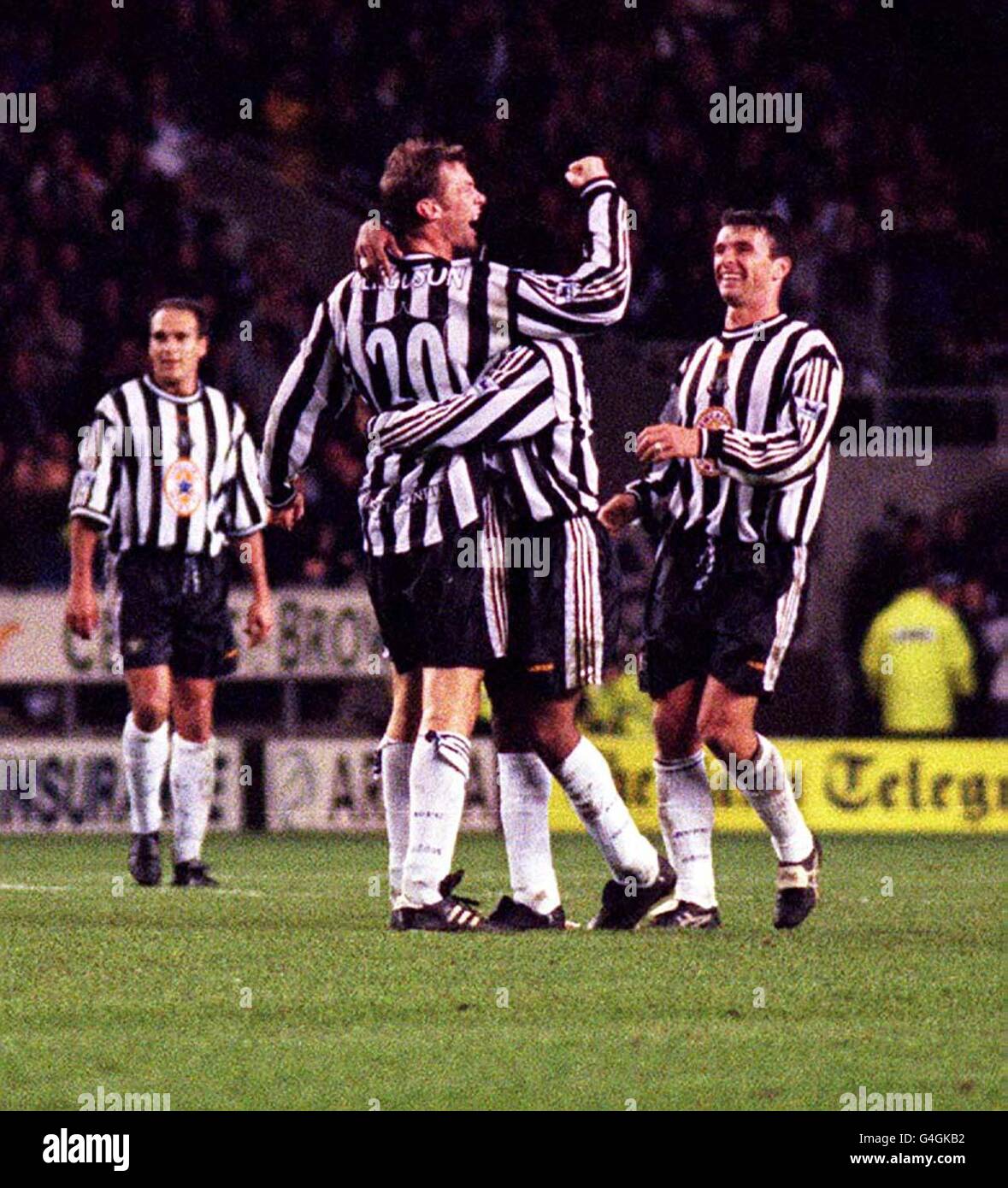 Duncan Ferguson von Newcastle United feiert sein Markenzeichen, nachdem er sein zweites Tor für Newcastle beim Samstag, den 28. November 1998, beim FA Carling Premiership Clash im St. James's Park erzielt hat. Newcastle besiegte Wimbledon mit 3:1. Foto von John Giles/PA Stockfoto